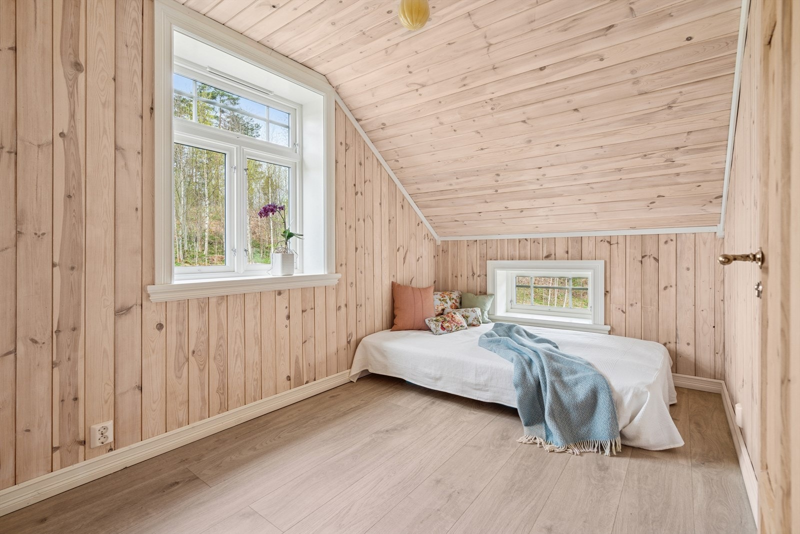 På bakgrunn av soverommene sin størrelse åpner det for mange muligheter for innredning etter ønsket formål med gode garderobeløsninger. Galleribilde