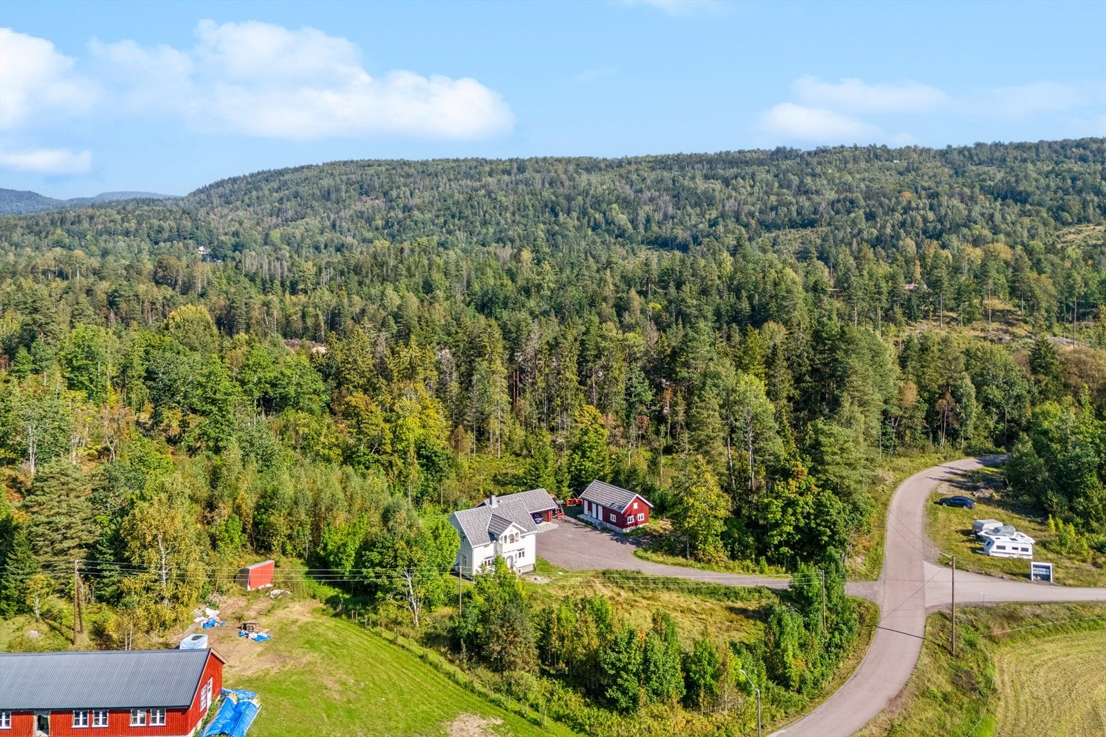 Velkommen til Gjøgriveien 43, et småbruk med usjenert beliggenhet omkranset av idylliske skogsområder. Galleribilde