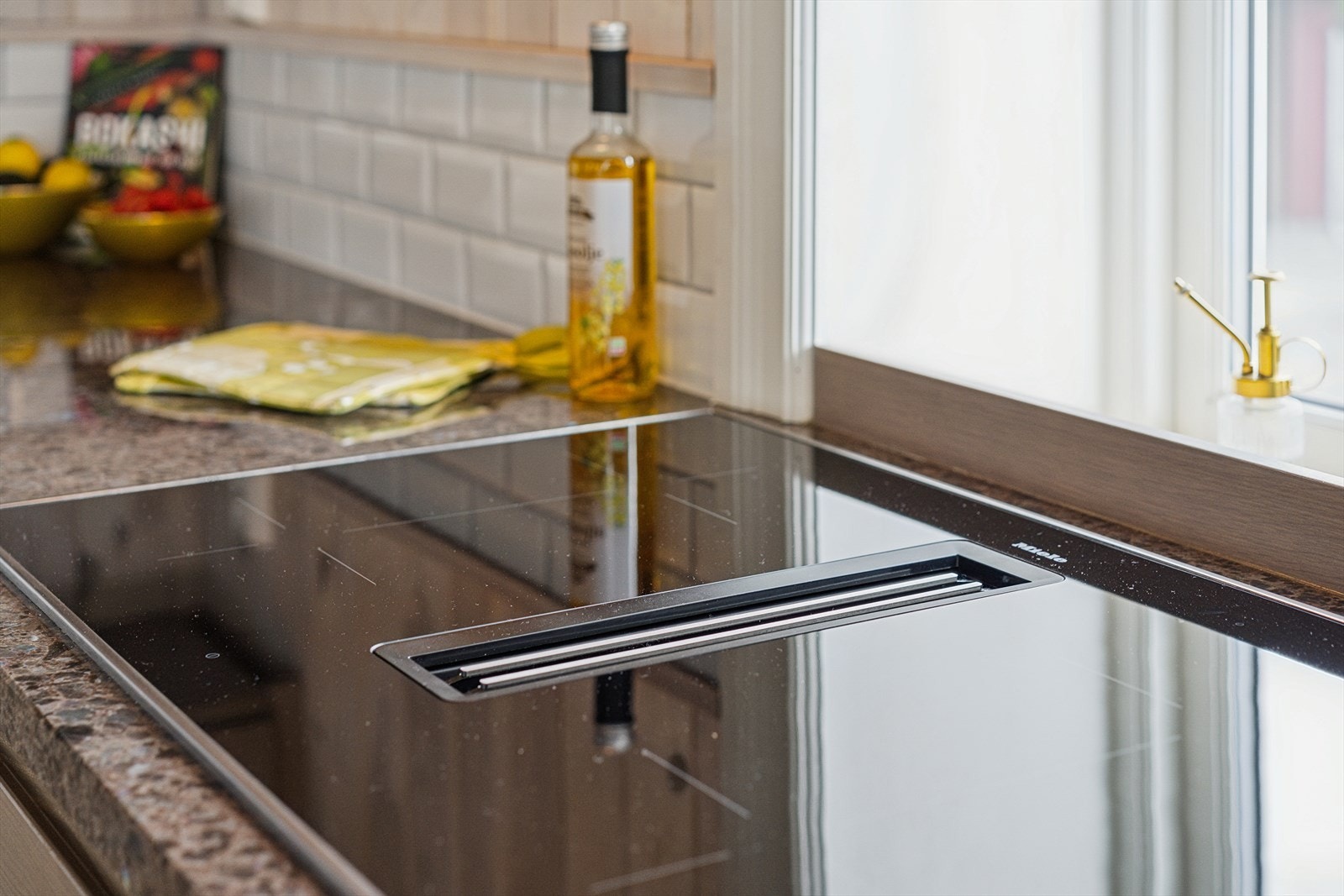 Hvitevarene er av god kvalitet levert fra anerkjente Miele hvor platetopp har nedfelt og integrert ventilator. Galleribilde