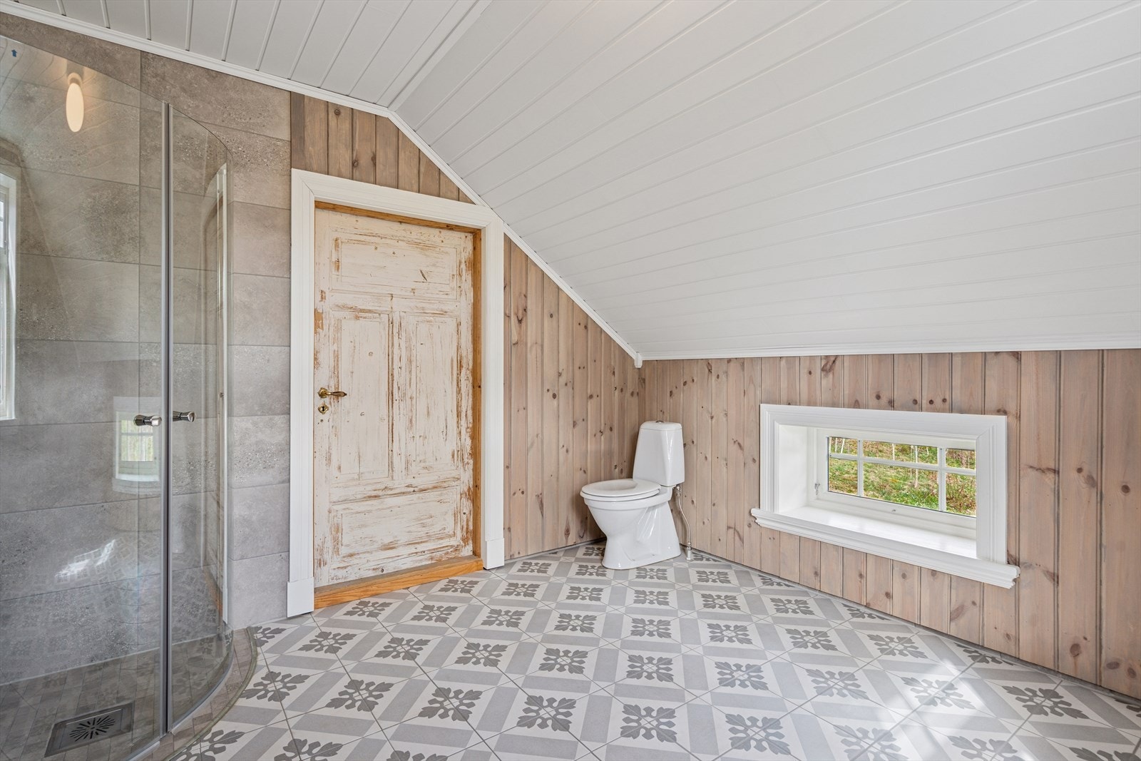 Det er for øvrig 2 baderomsvinduer som slipper inn godt med dagslys. Galleribilde