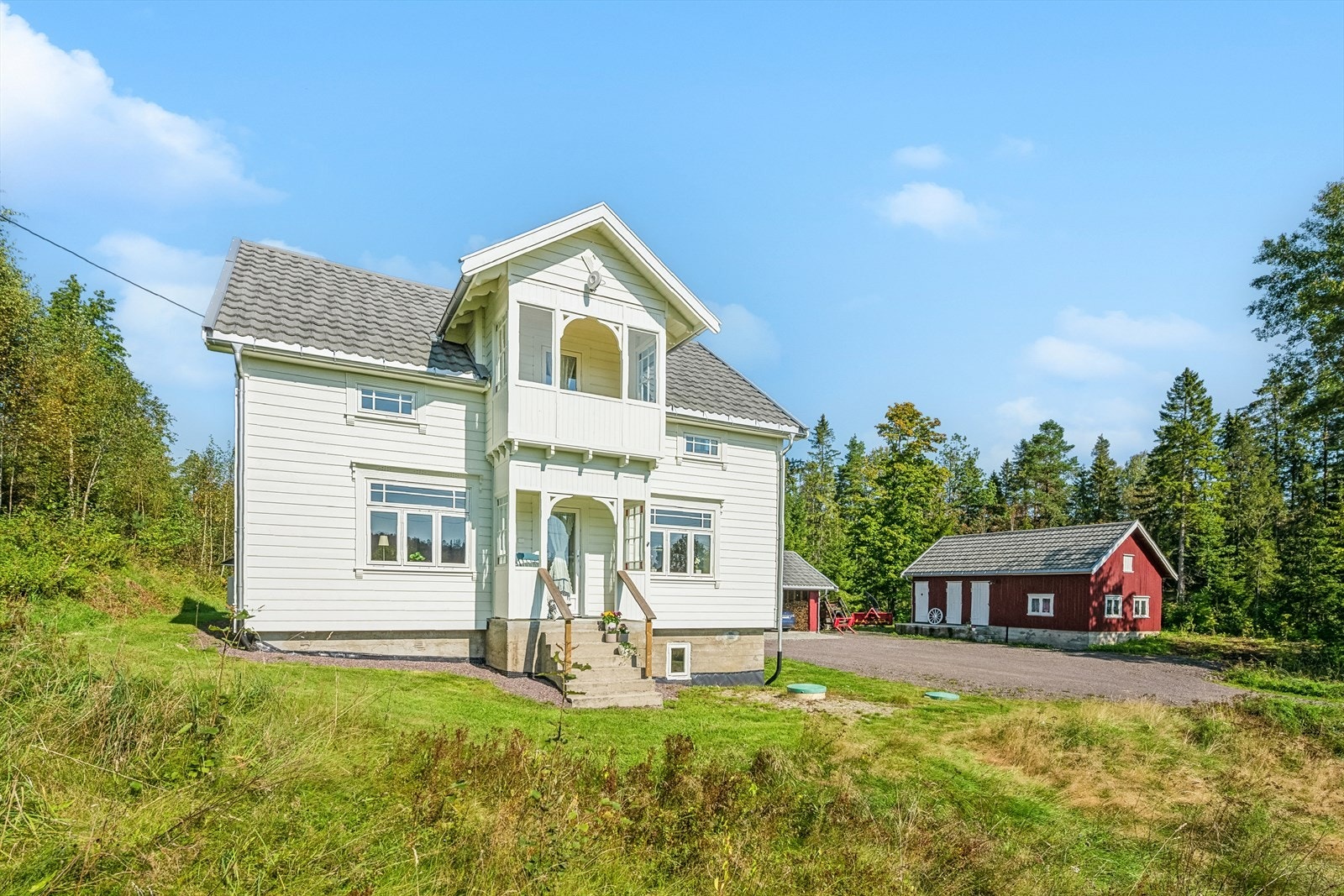Oversiktsbilde av uteområdet som har godt med boltreplass. Galleribilde