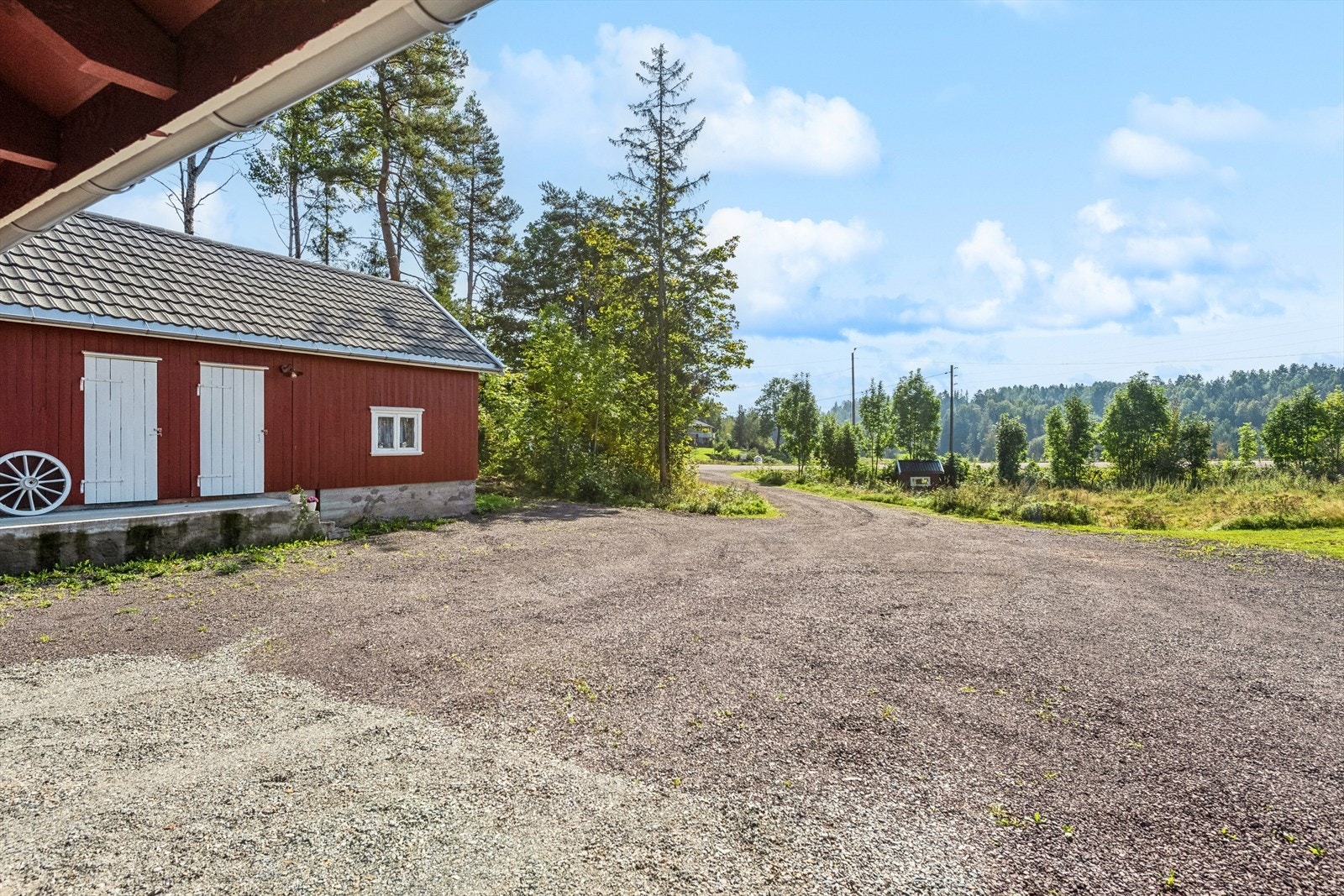 Det er bebygget et koselig uthus på ca. 43 kvadratmeter som er inndelt i 2 deler i tillegg til utedo. Uthuset har nytt Decra tak. Galleribilde