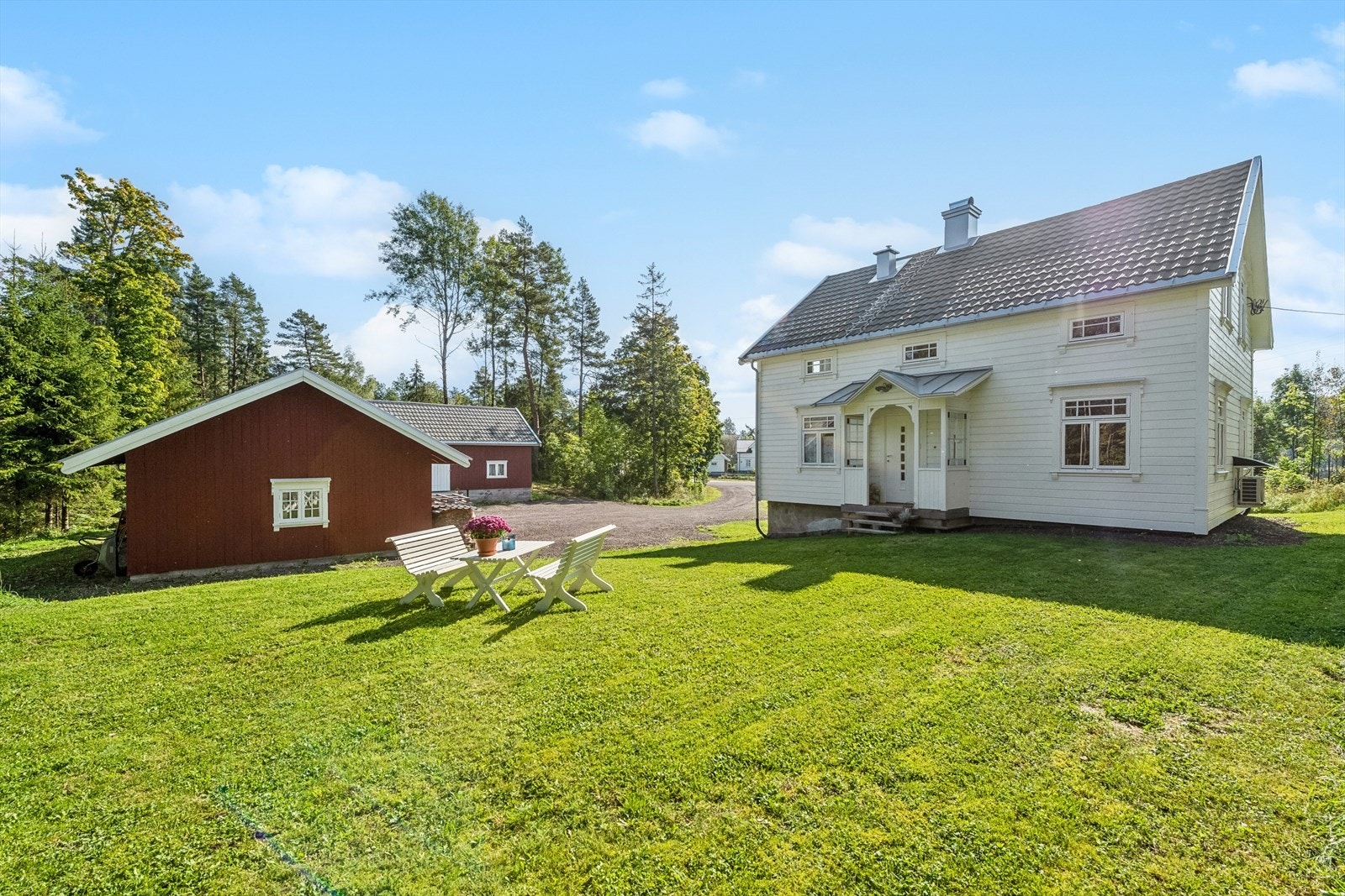 Alle materialer som er benyttet innvendig og utvendig i forbindelse med renovering er hentet fra skogen på egen eiendom. Galleribilde