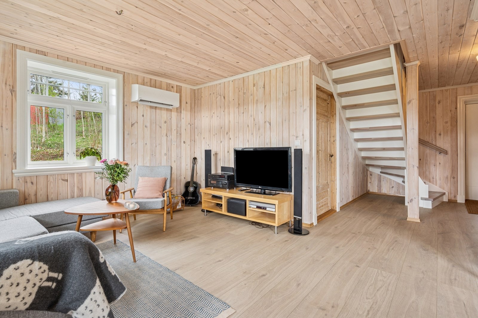 Det er montert varmepumpe som sikrer en effektiv og fin oppvarming av rommet. Galleribilde