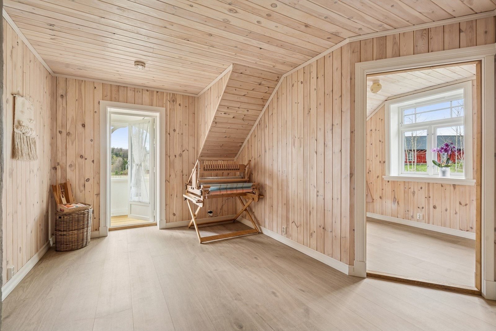 Loftstuen har fin plass til innredning med sofa, bord og vegghengt TV, samt det er utgang til egen overbygget veranda med fin utsikt. Galleribilde