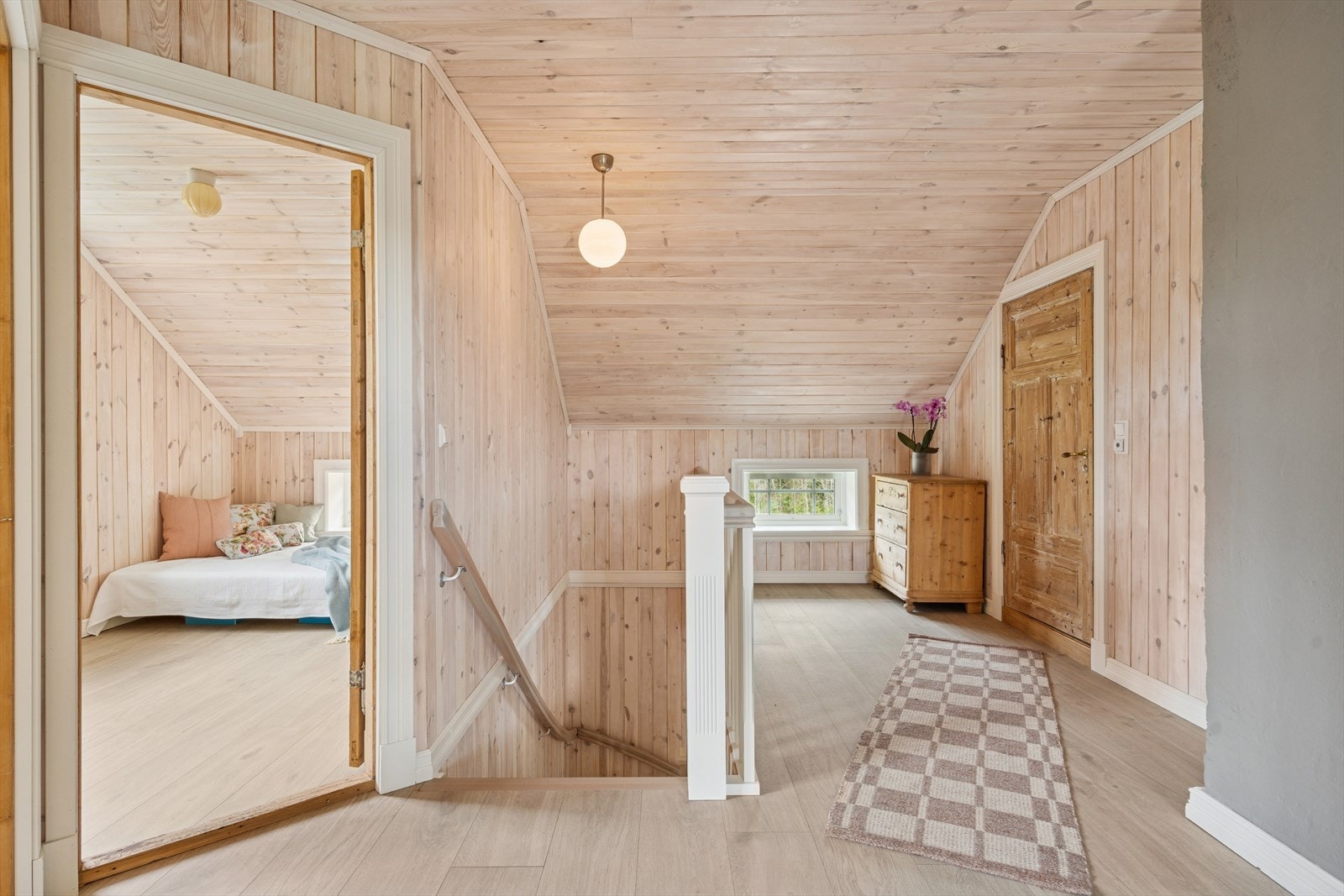 Det er videre adkomst fra loftstuen til 3 soverom og baderom. Galleribilde