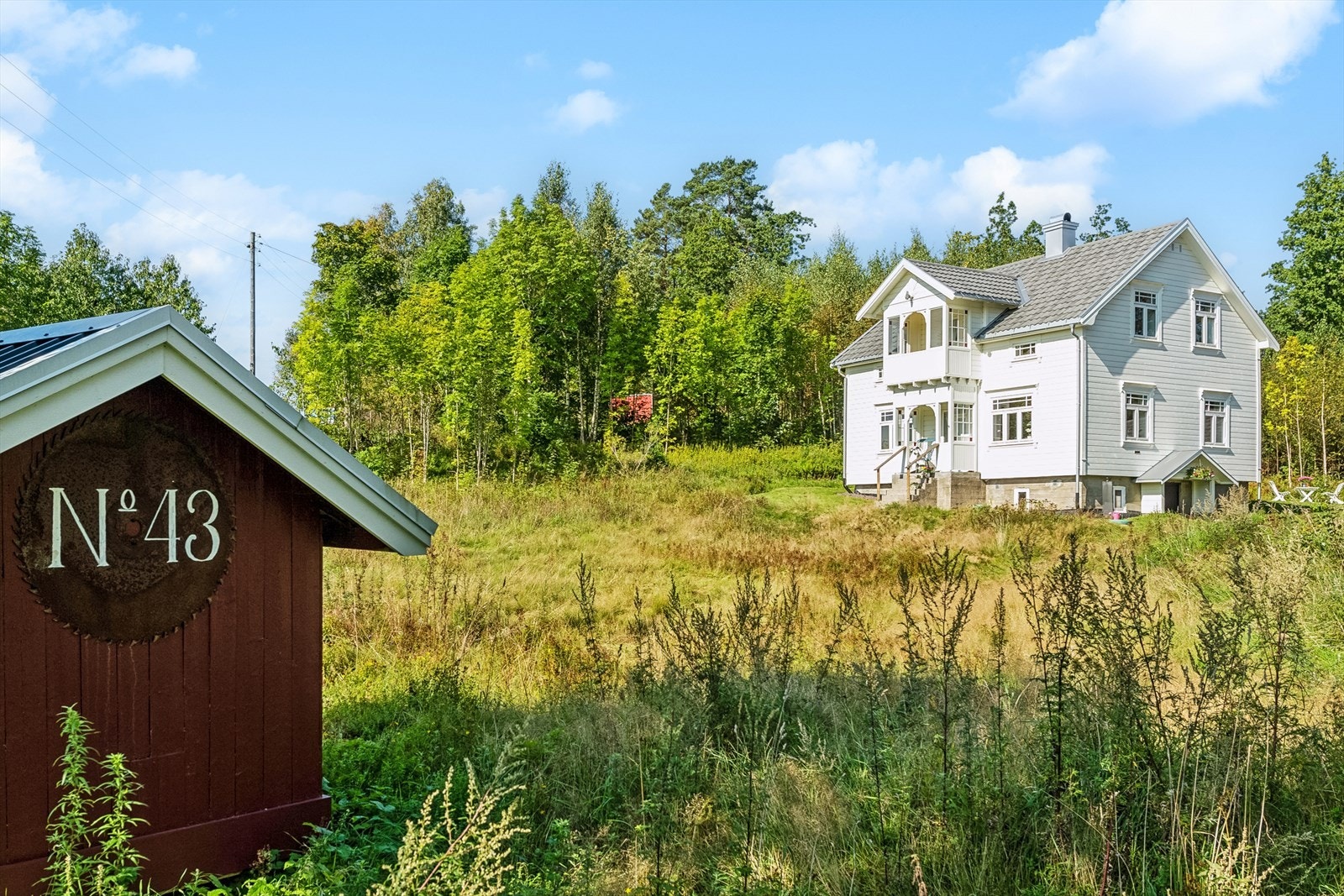 Det er lagt vekt på beholde huset opprinnelige sjel og gjennomførelse, hvor alle materialer er hentet fra skogen på egen tomt. Galleribilde