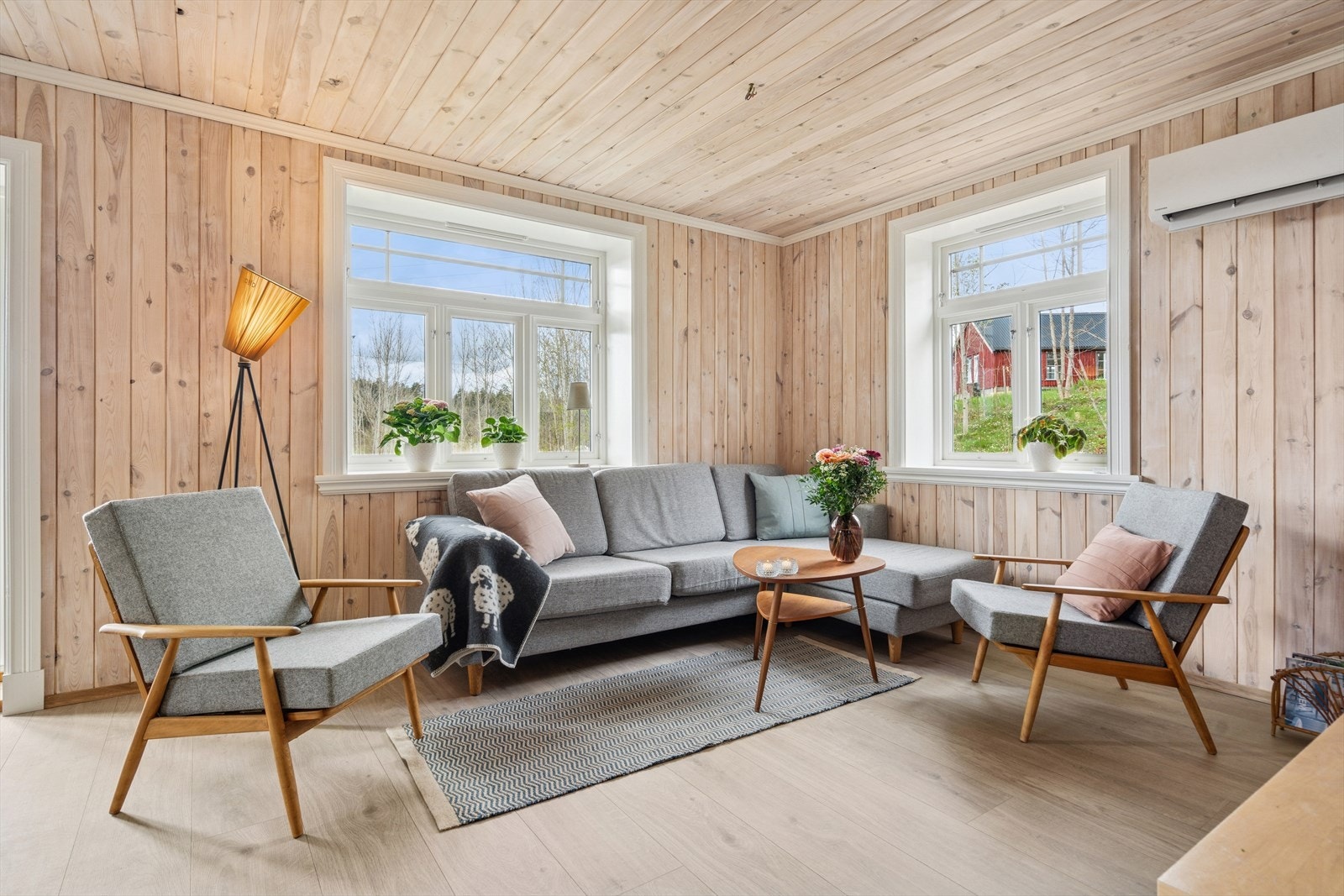 Rommet får på bakgrunn av sin utforming en naturlig inndeling, hvor en kan innrede soner etter sitt eget ønske og behov. Stuen har flere store vinduer som sikrer godt med dagslys. Galleribilde