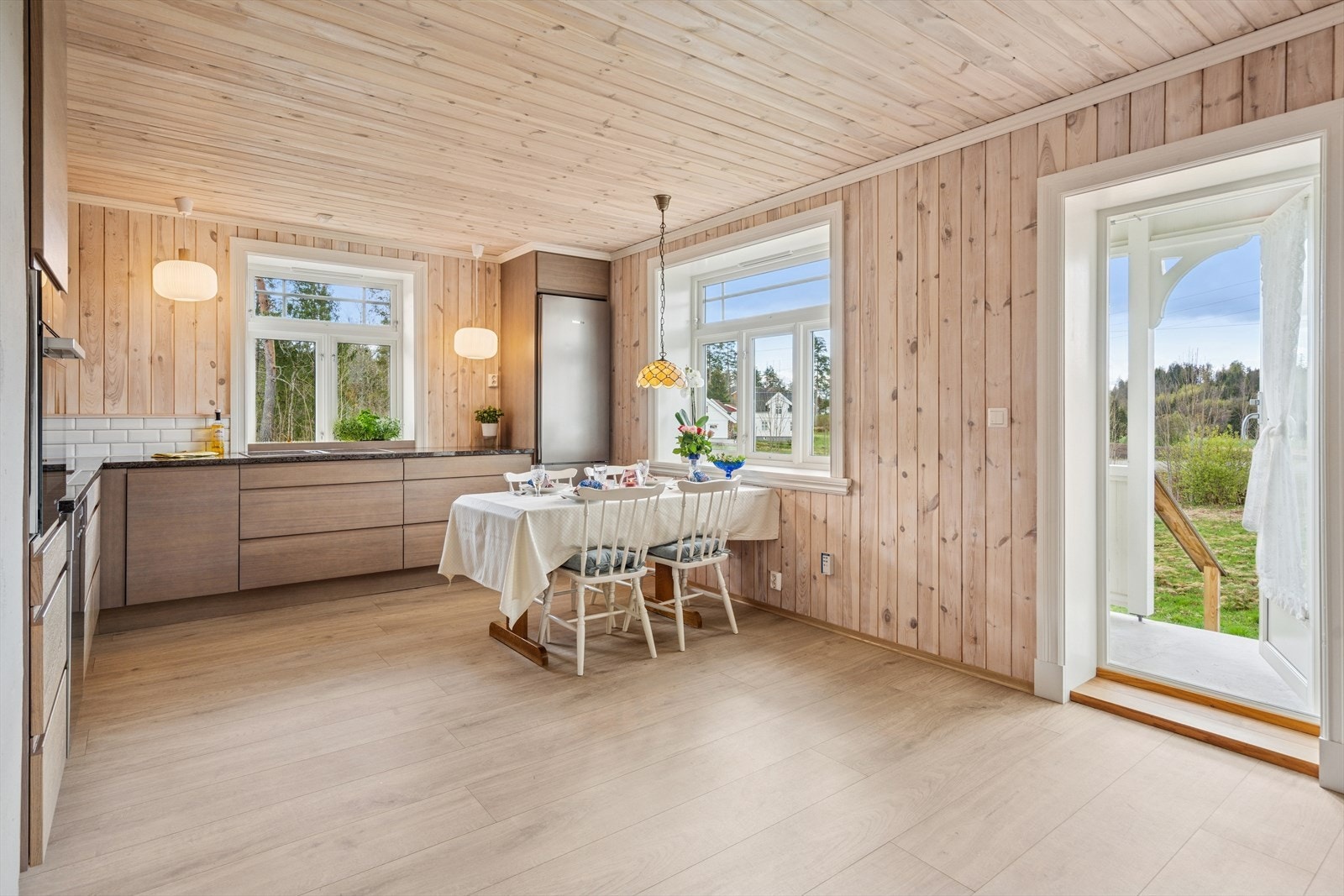 Rommet er pent gjennomført med lys panel på vegger og tak, som føyer seg pent inn i det flotte gulvet som er av typen laminat. Galleribilde