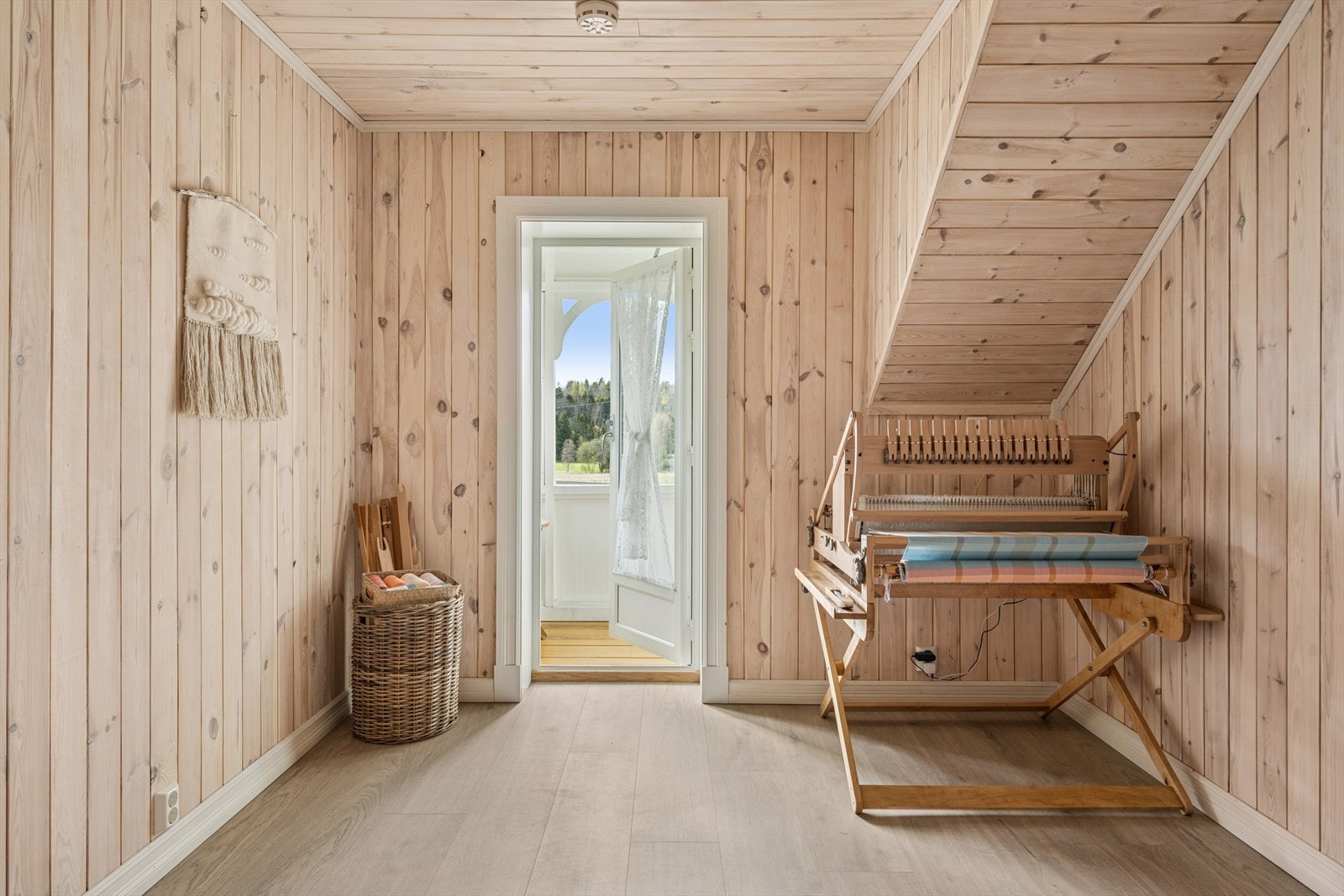 Boligen har gjennomtenkte detaljer og en utførelse som kler huset opprinnelige sjel. Her utfordrer det moderne det opprinnelige, i fin harmoni. Galleribilde