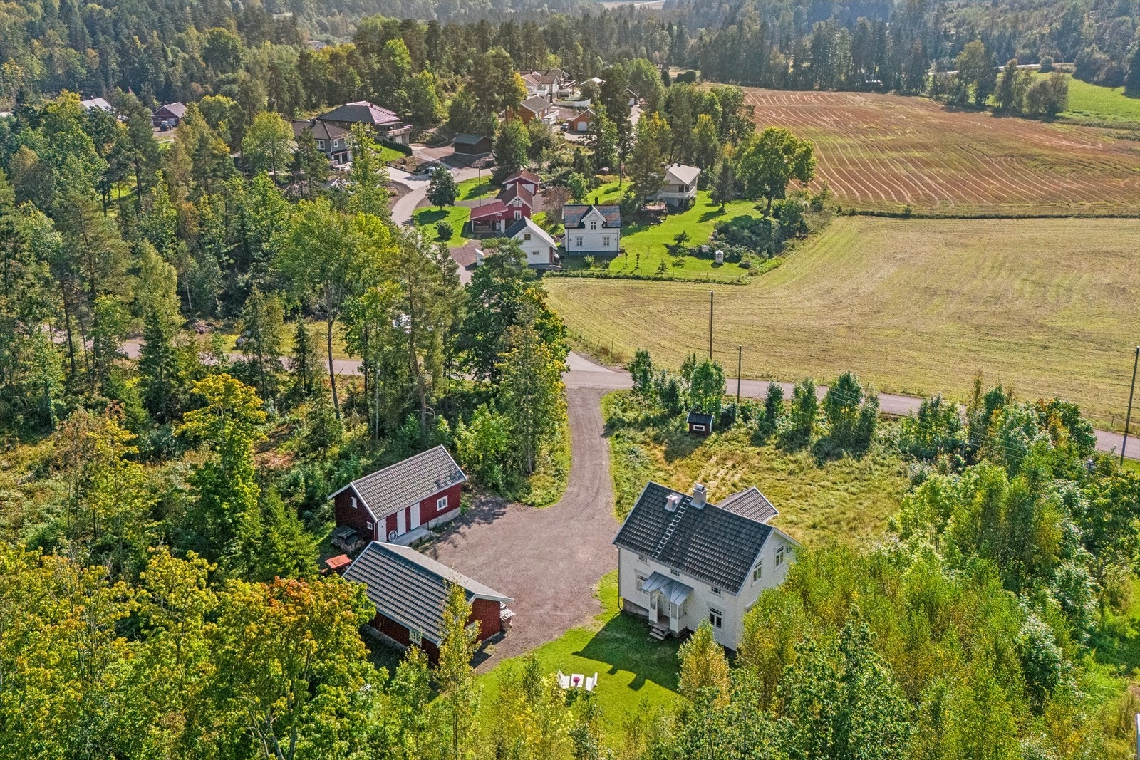 Sjarmerende og landlig nærområde. Tomten kan i tillegg enkelt tilrettelegges for dyrehold med blant annet høner, griser, hester og geiter. Galleribilde