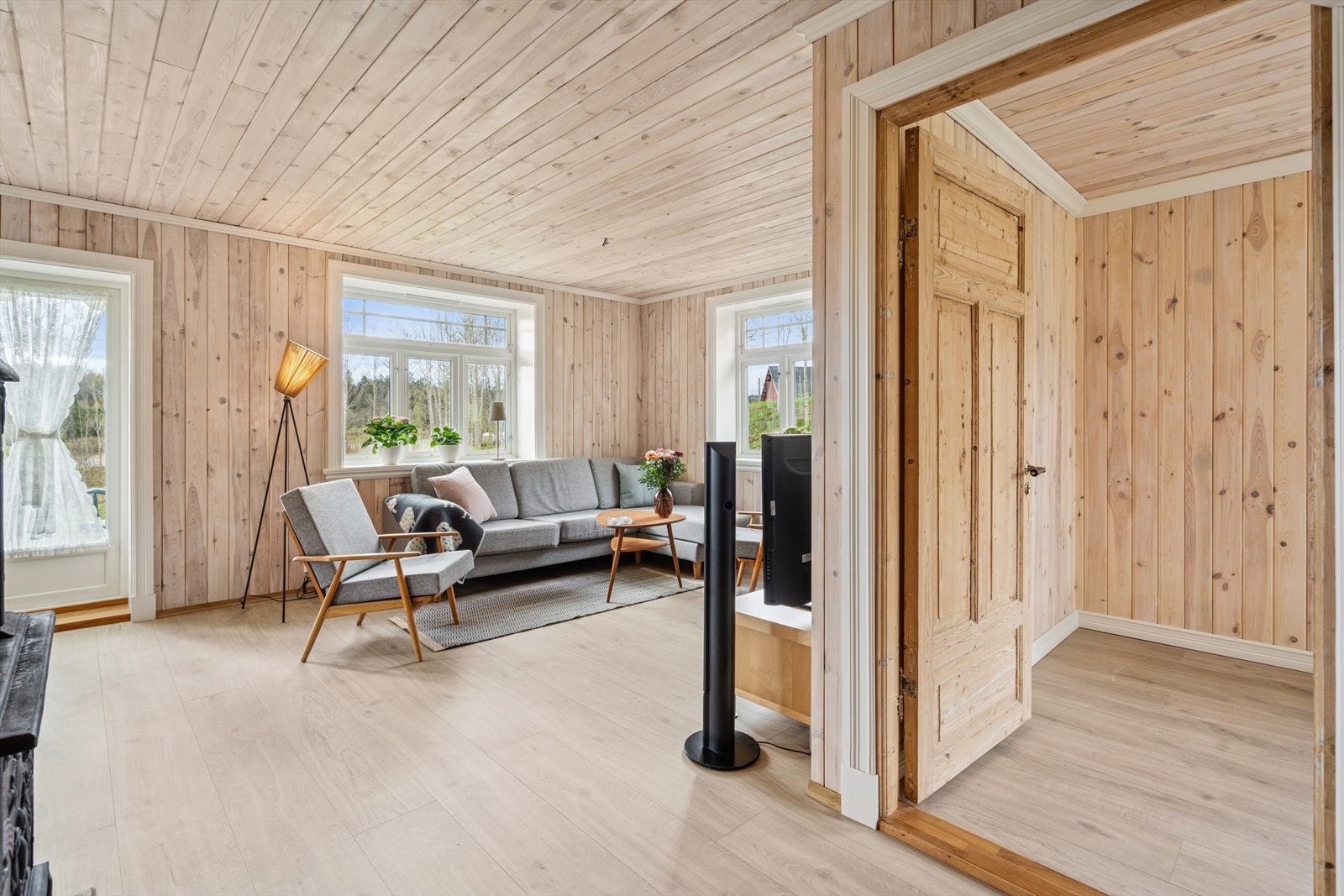 Vi starter gjennomgangen med boligens spisestue og stue som befinner seg i en åpen og moderne løsning mot kjøkkenet. Galleribilde