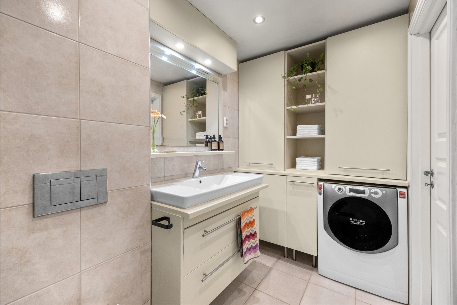 Badet fremstår som moderne og romslig, og er utvidet fra original størrelse. Galleribilde