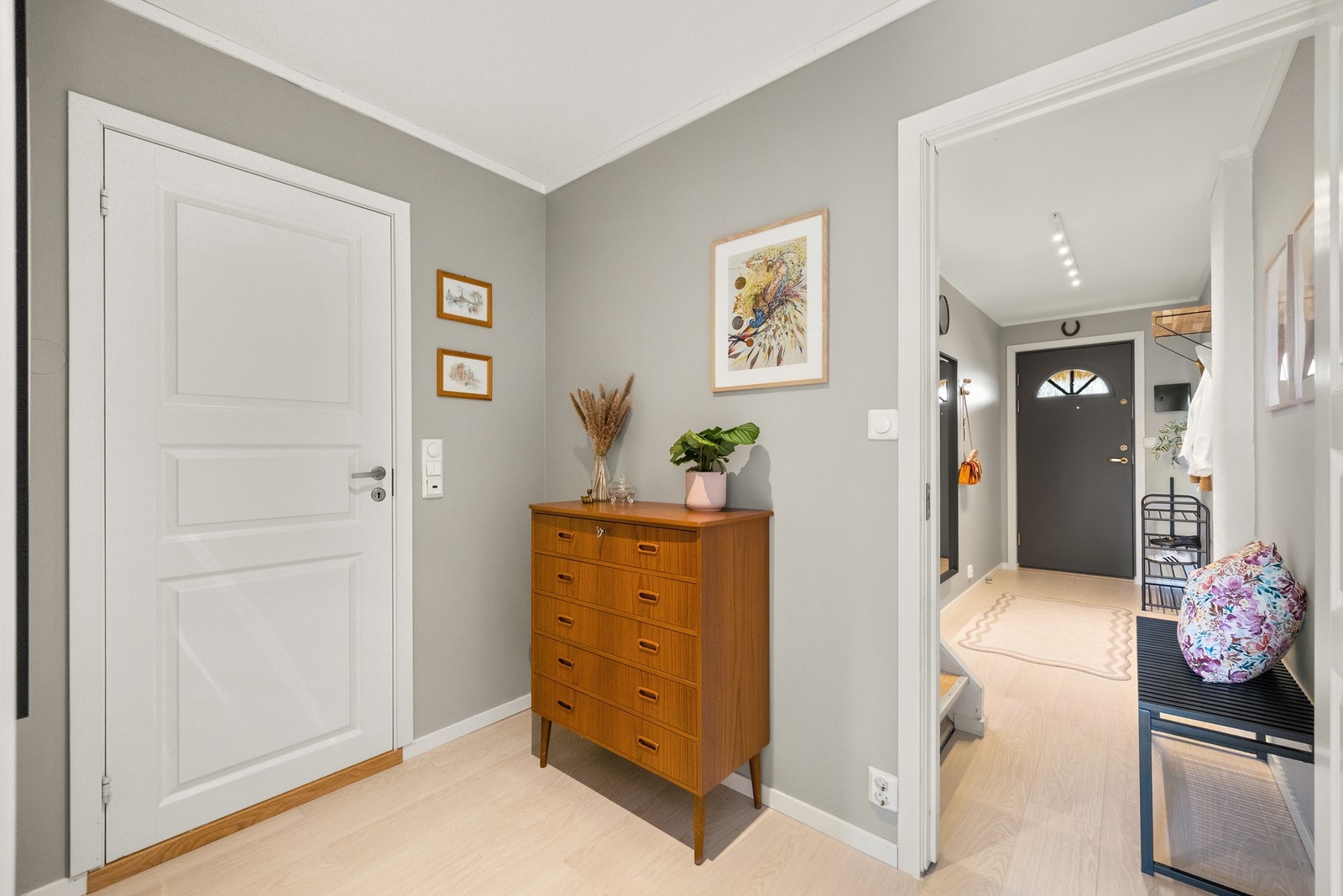 Leiligheten har et pent gulv som er terskelfritt i alle rom. Galleribilde