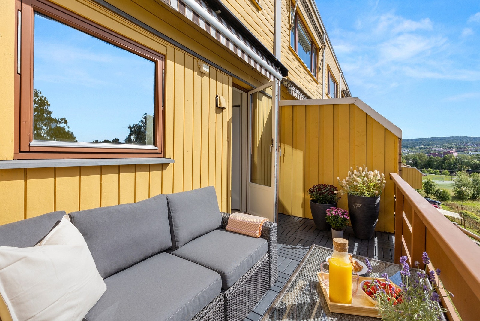 Her kan du virkelig nyte sommerhalvåret i solrike, rolige omgivelser. Plass til sittegruppe, grill og diverse beplantninger. Galleribilde