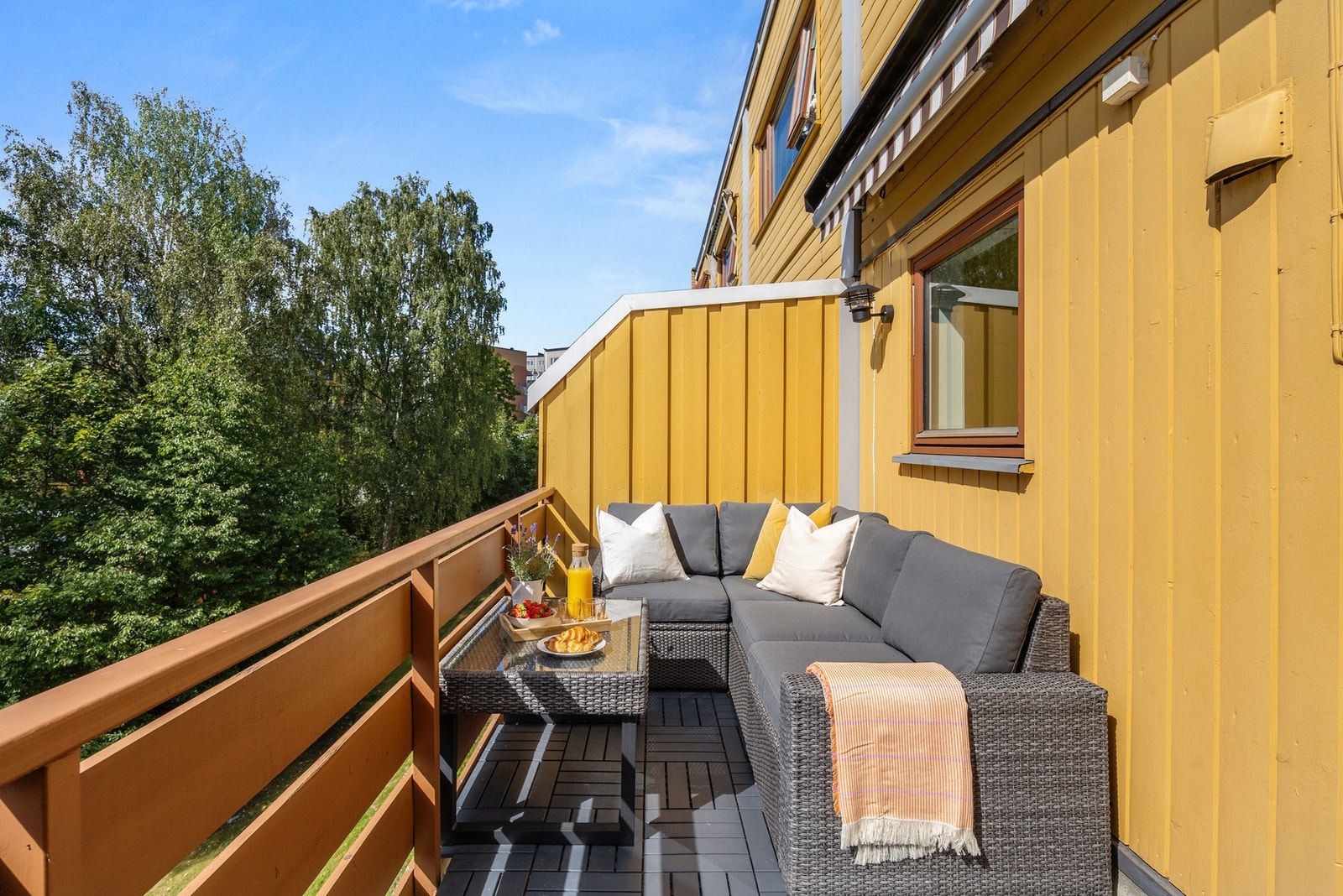 Den enkle tilgangen ut til den solrike balkongen gjør det enkelt å kunne nyte middagene ute på fine sommerdager. Galleribilde