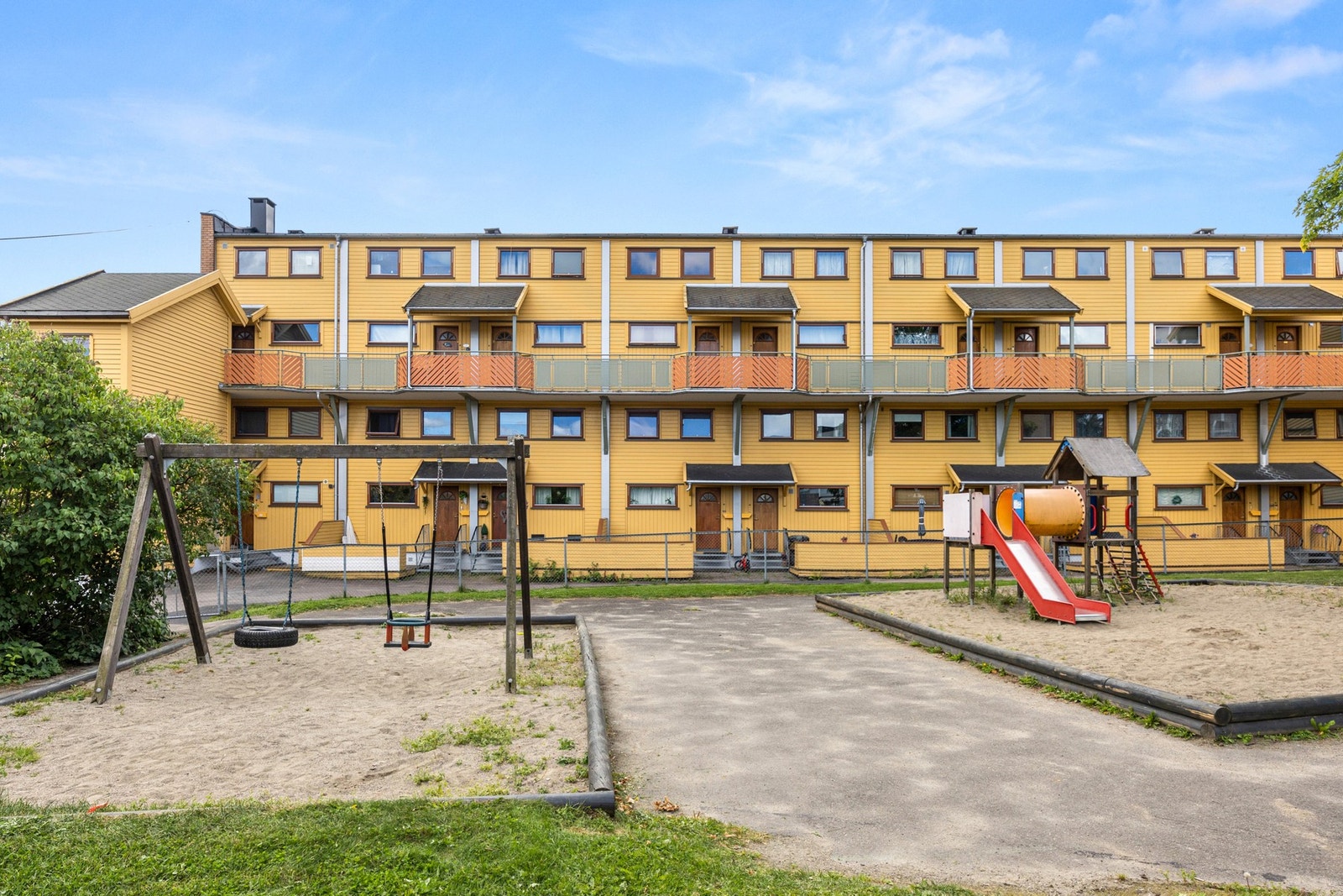 Fellesarealene er pent opparbeidet med gressplener, lekeplass og sittegrupper. Dyrehold er tillatt. Galleribilde