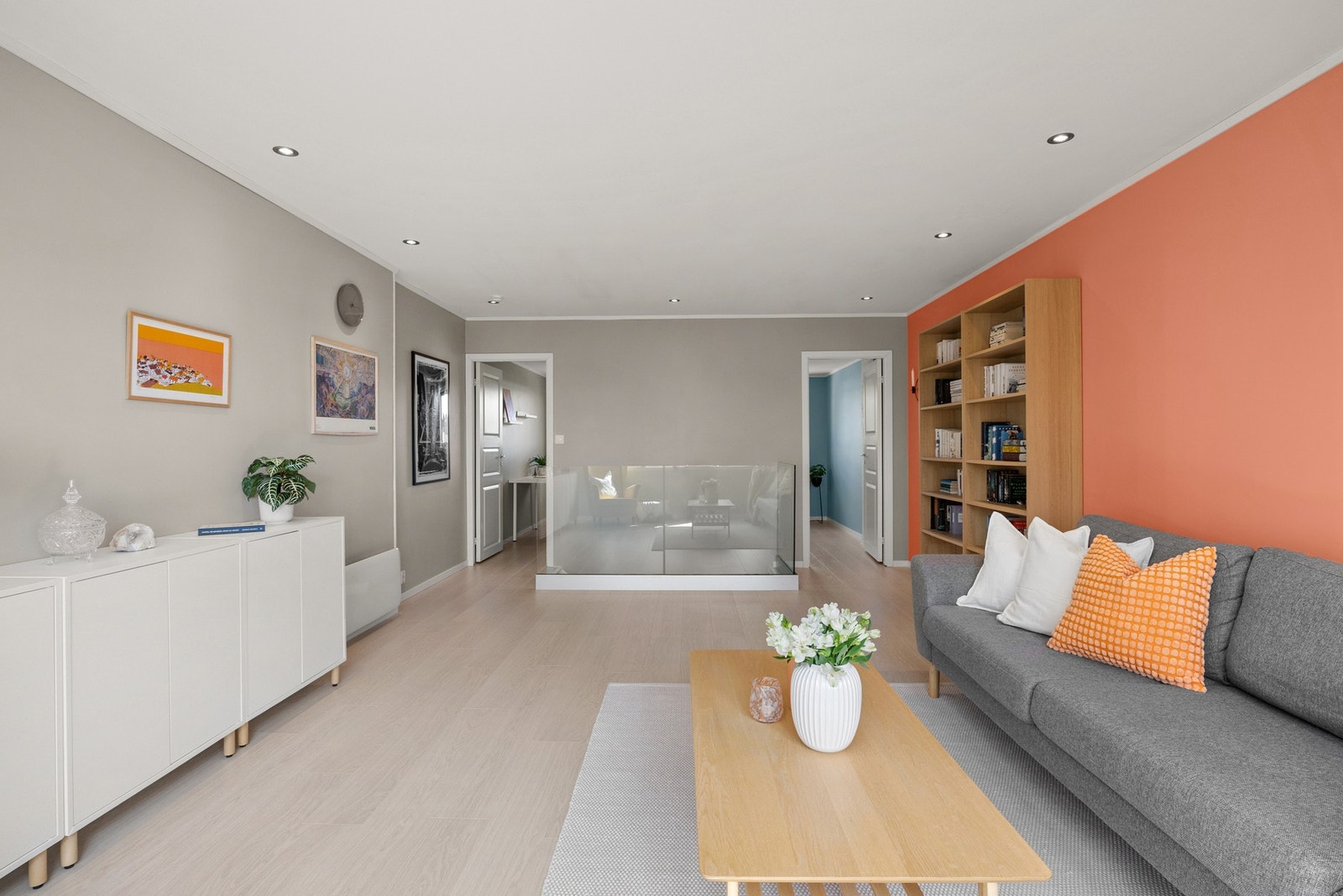 Innvendig har boligen en god standard på innredning og overflater. Galleribilde