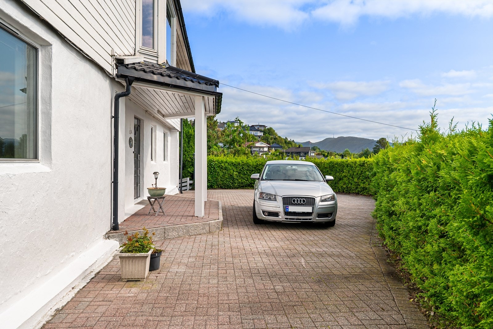 1. etasje har ellers rikelig med oppbevaringsplass med hele tre store boder og mellomganger Galleribilde