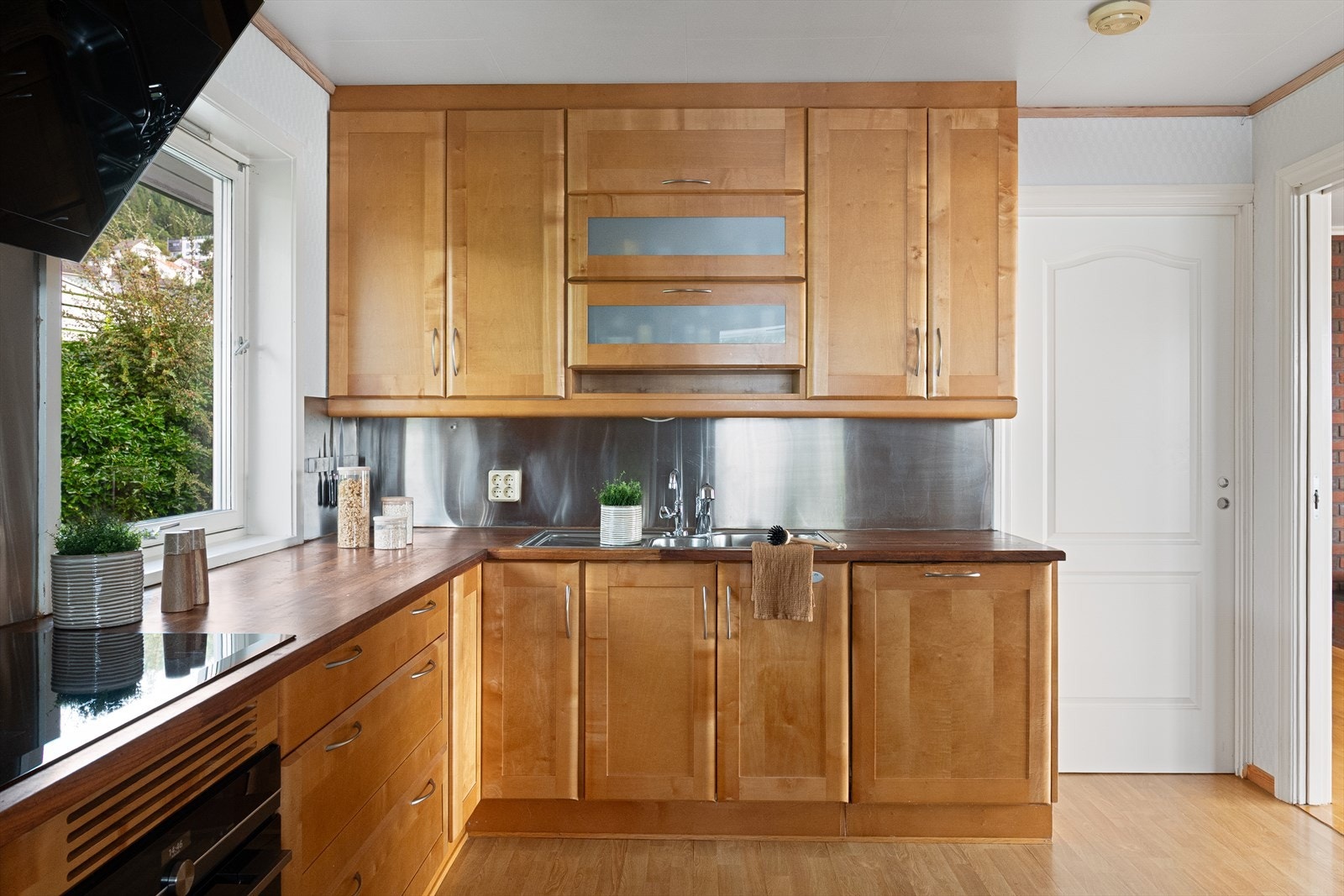 Praktisk planløsning med grov-kjøkken gjennom skyvedør Galleribilde