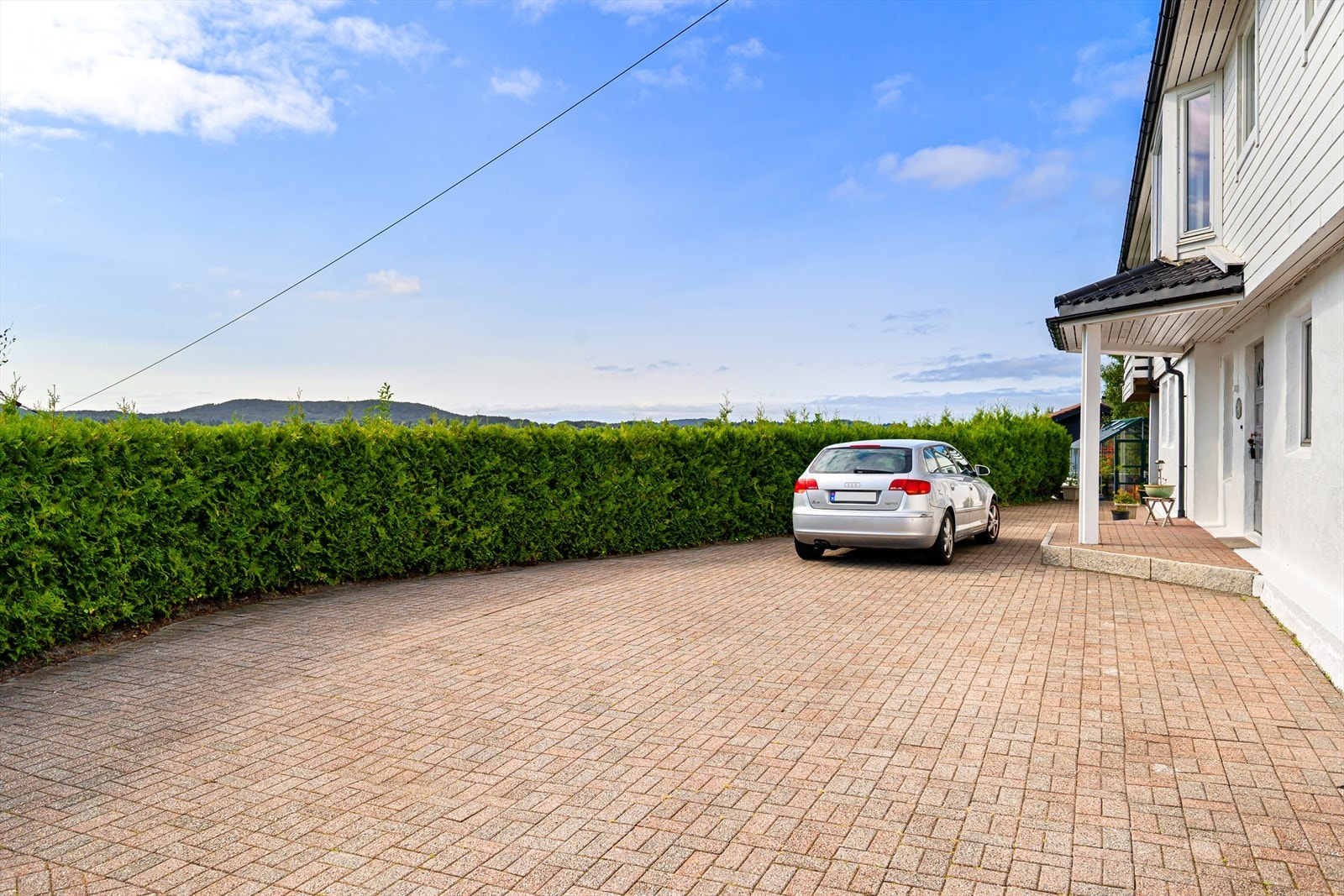 Enkel tilkomst til huset med parkering like utenfor dørstokken. Et langstrekt tun med plass til mange biler og som nevnt dobbelgarasje nede ved veien Galleribilde