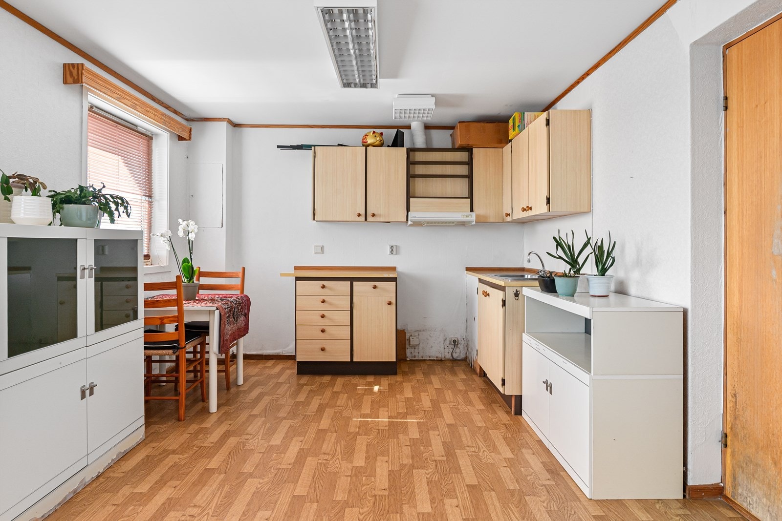 Det gjøres oppmerksom på at byggetegningene for underetasjen omtaler klargjøring av fremtidig hybelleilighet . Det foreligger imidlertid ingen dokumentasjon på at dette er søkt om eller godkjent Galleribilde