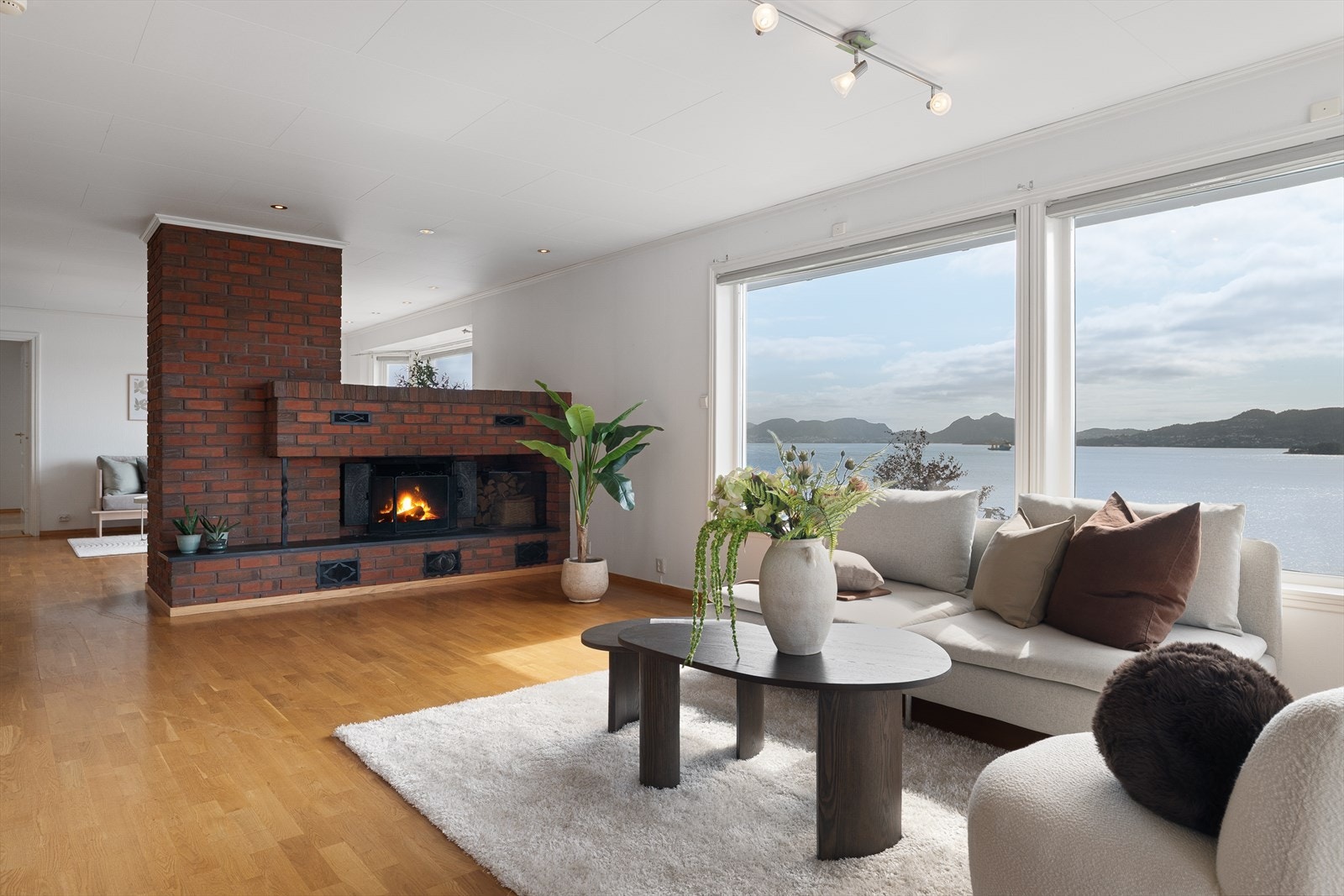 Stuen måler ca. 64,6 m² og gir rikelig plass til flere møbleringssoner Galleribilde