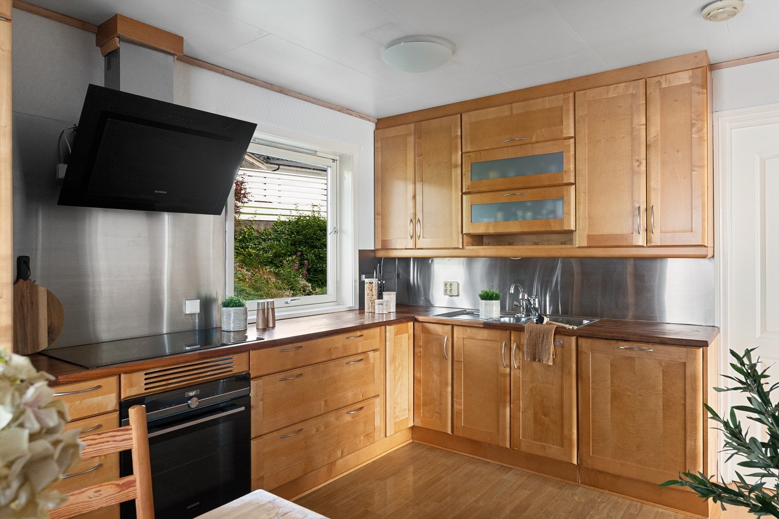 Av integrerte hvitevarer er det integrert stekeovn, steketopp, mikrobølgeovn, oppvaskmaskin og kjøleskap Galleribilde