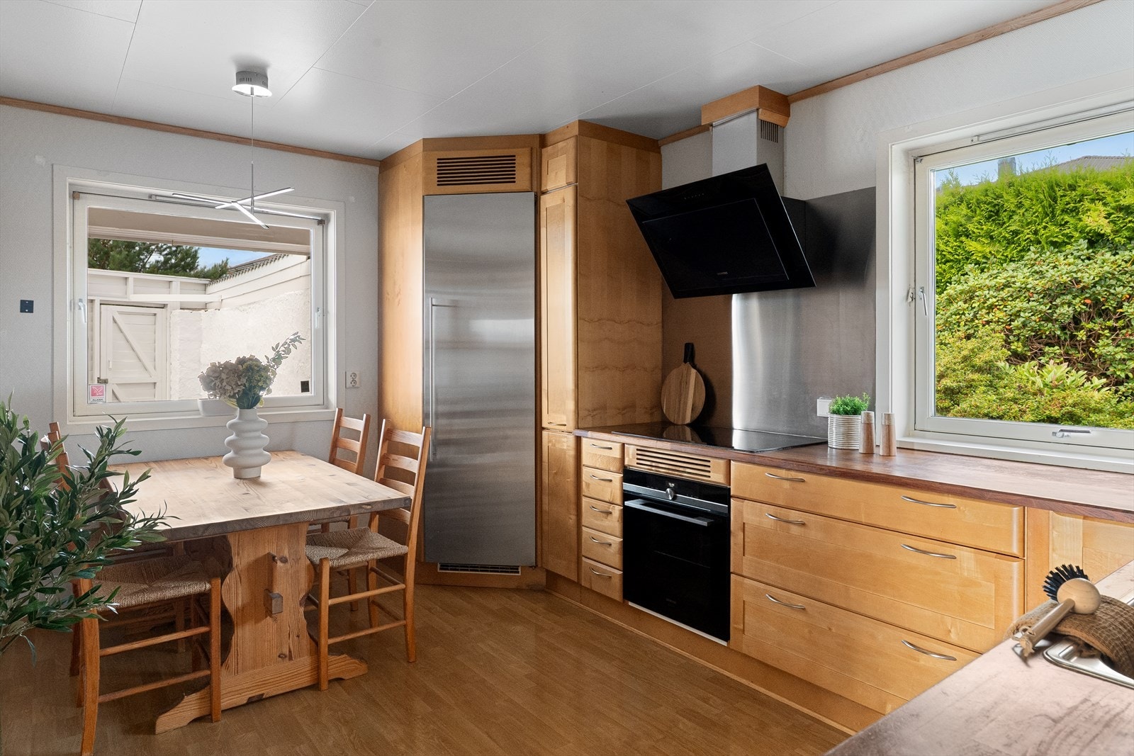 Kjøkkenet ligger i tilknytning til stuen og er innredet med Sivesind kjøkkeninnredning Galleribilde