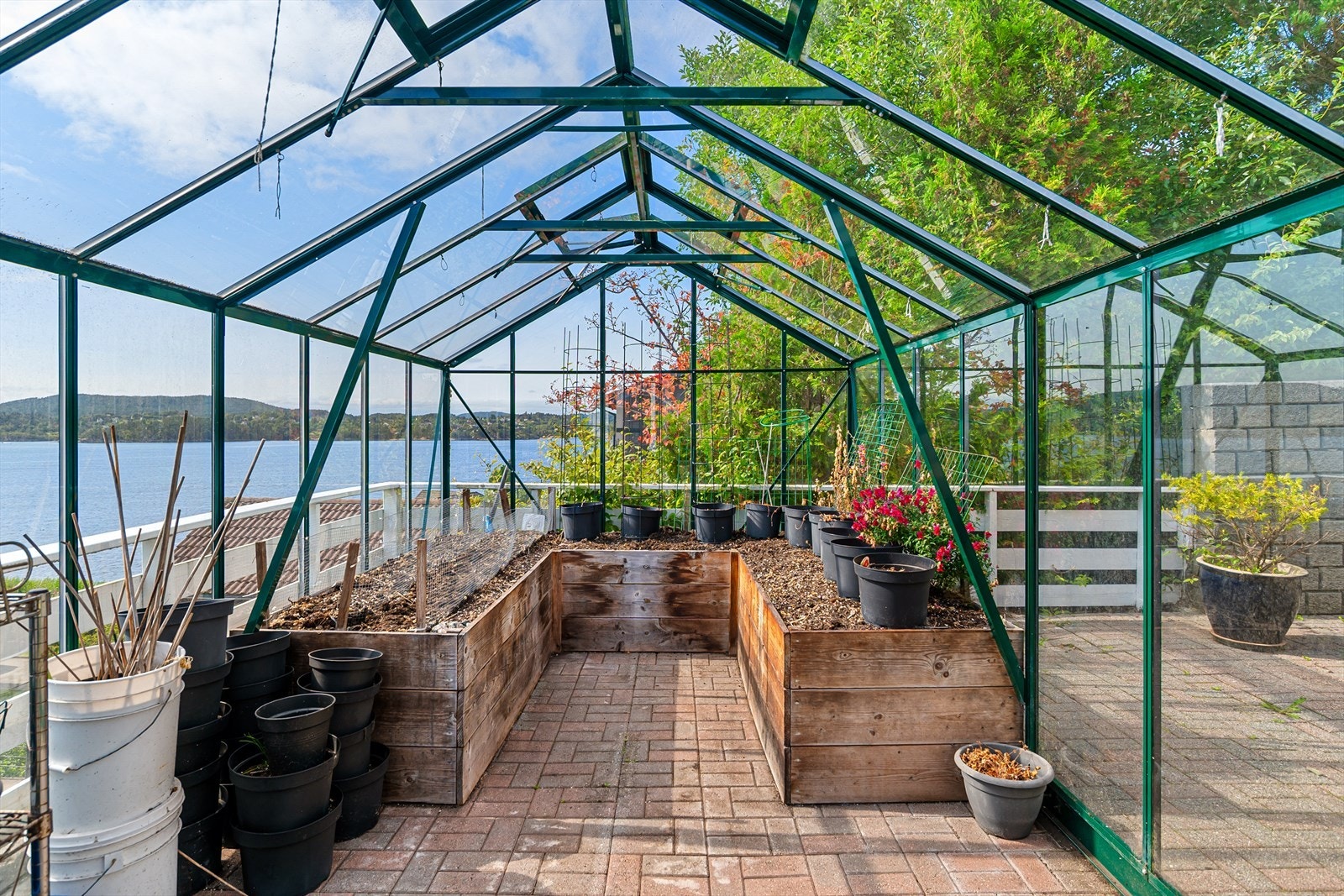 Drivhuset er en fryd for meditasjon fra en travel hverdag. Automatiske vinduer! Galleribilde