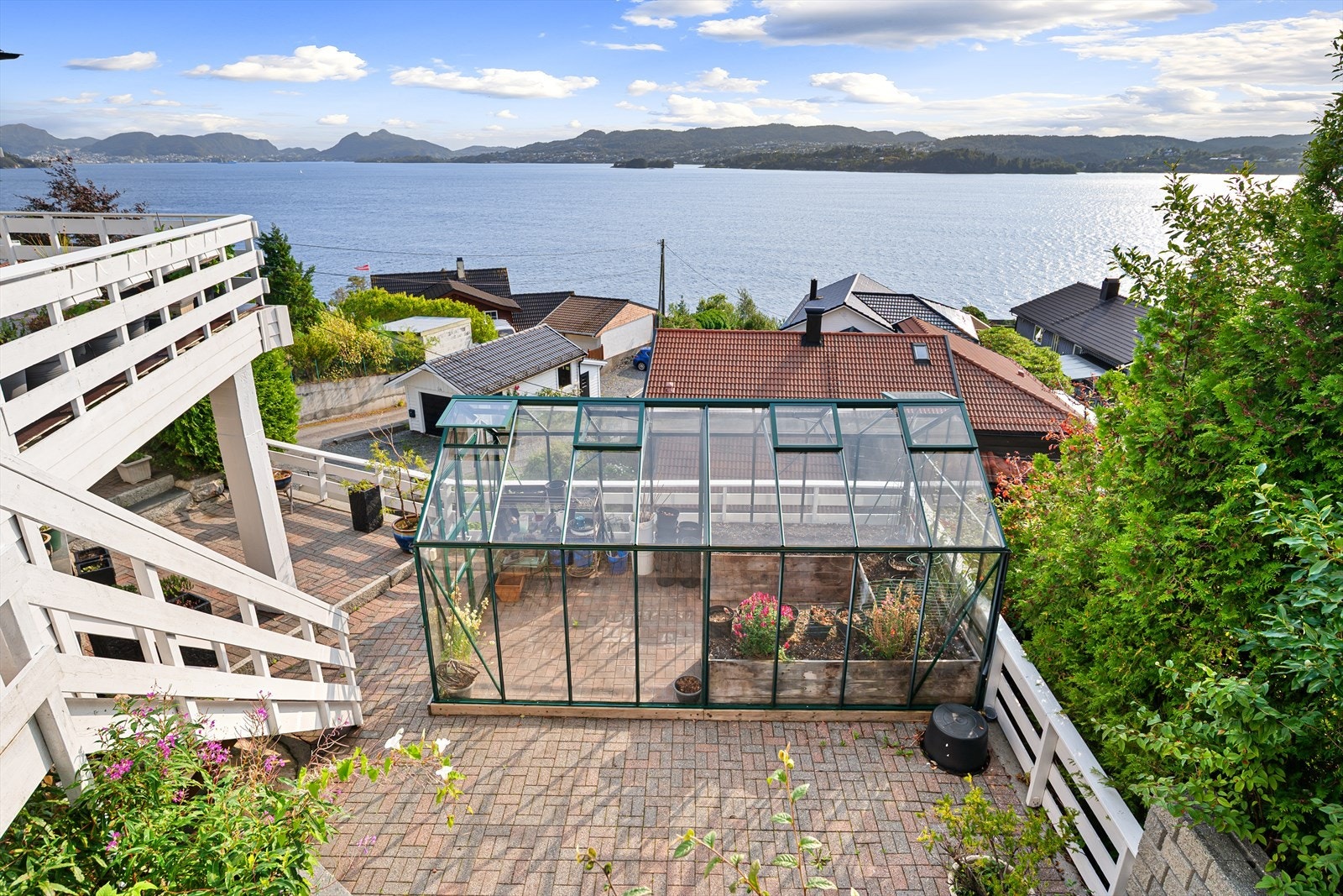 Terrassen leder deg videre til et trivelig uteområde med drivhus - her kan sommeridyllen nytes til det fulle! Galleribilde
