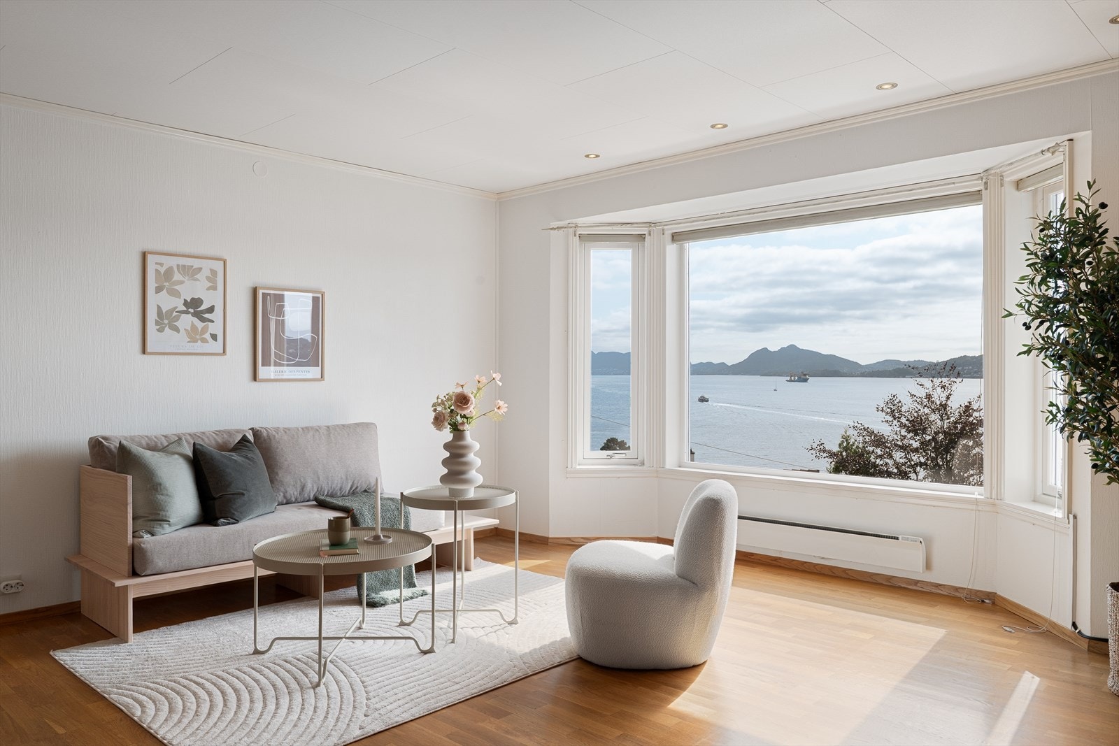 Fra husets høyde har du full oversikt over sjøen og en unik nærhet til den maritime aktiviteten Galleribilde