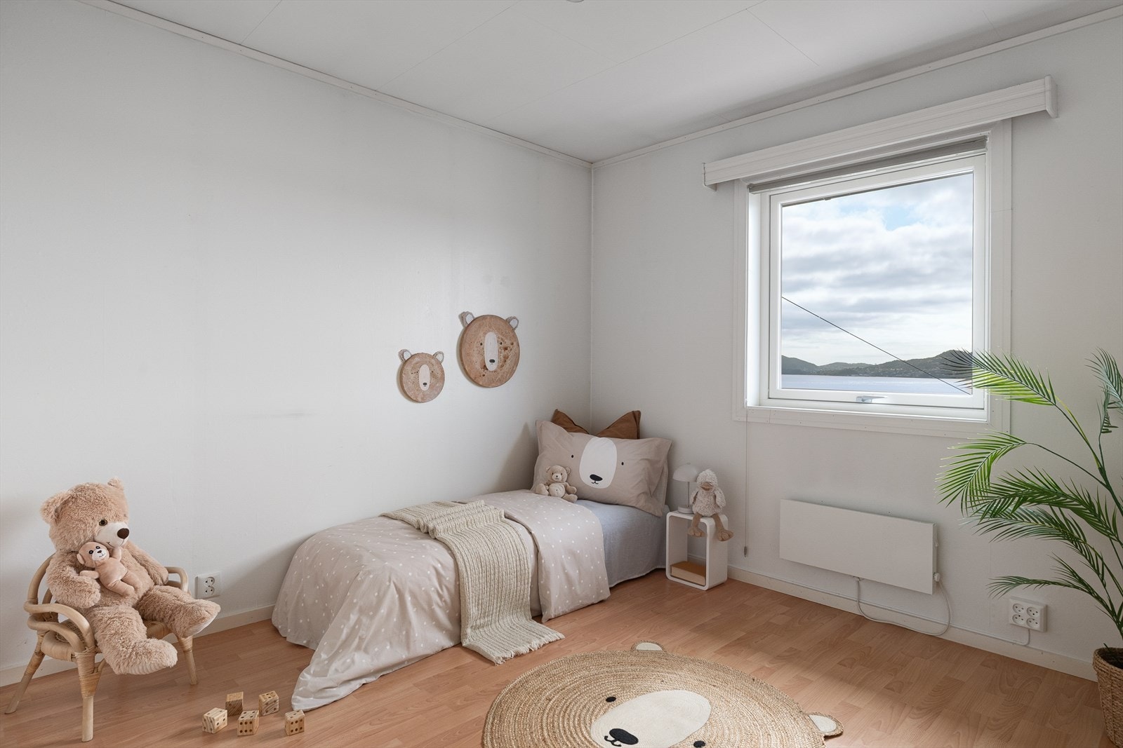 Det tredje soverommet måler ca. 10,7 m², og både dette og det foregående soverommet vender ut mot sjøutsikten Galleribilde