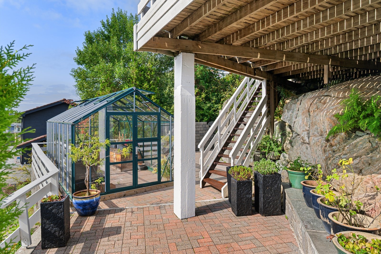 Det er passasje rundt hele huset og lite til ingen innsyn på "alle" deler av eiendommen Galleribilde