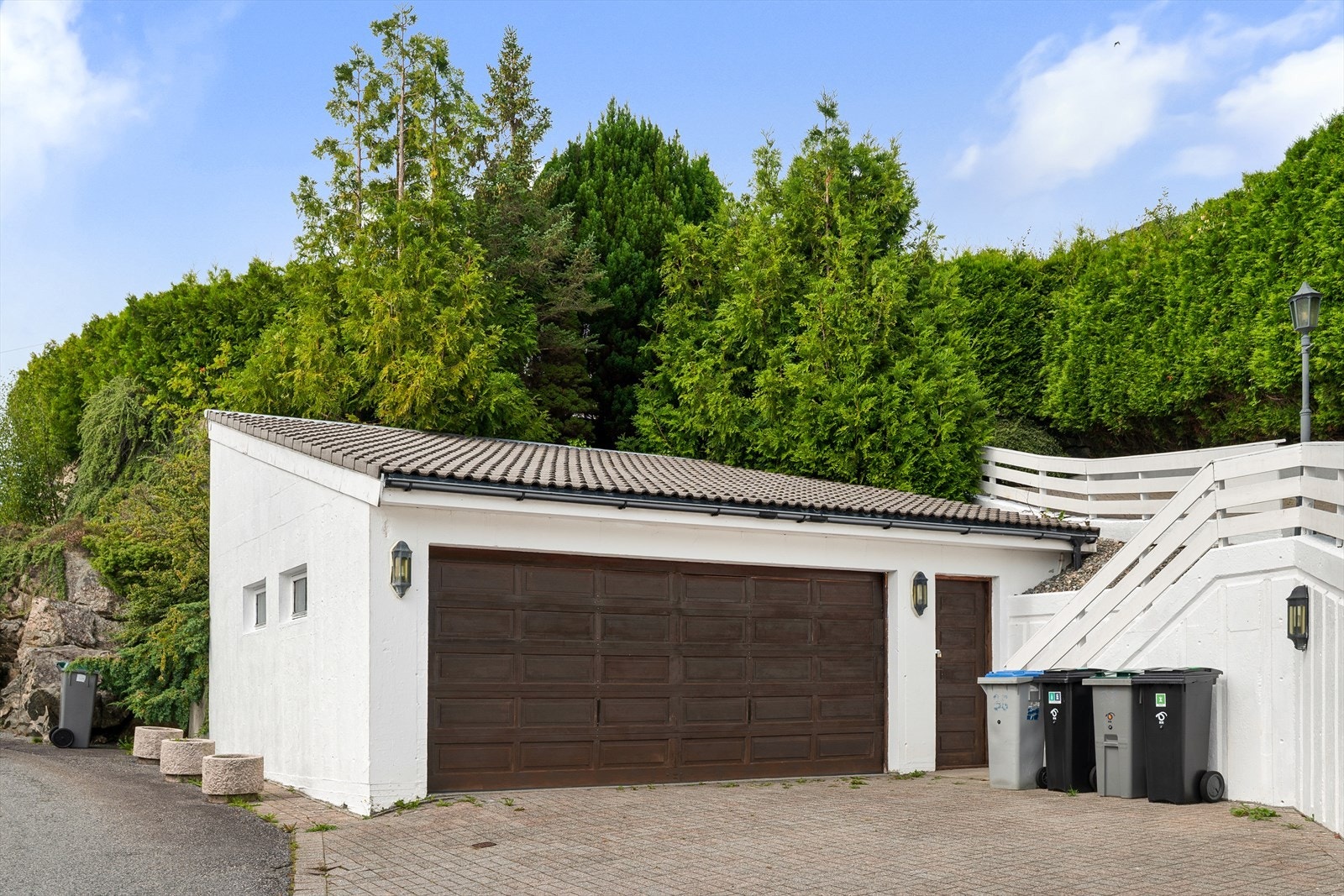 Parkering finner du i en romslig garasje på ca. 42,7 m², i tillegg til gode parkeringsmuligheter på egen tomt, like utenfor dørstokken. Galleribilde