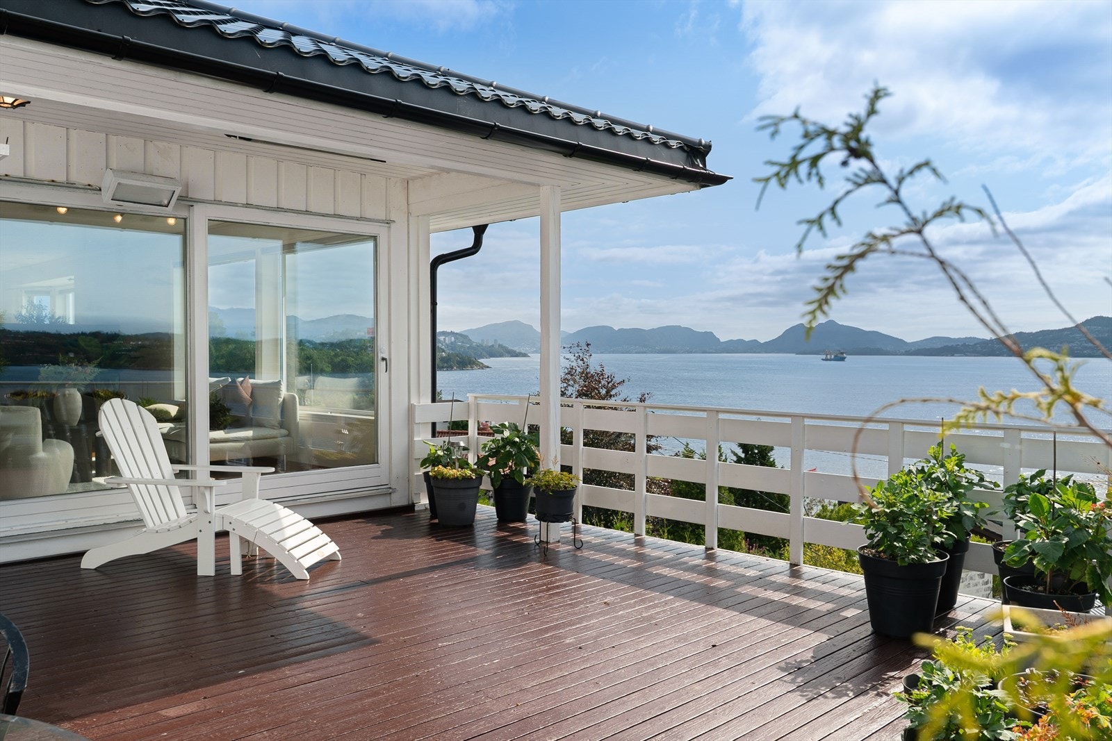 Solforholdene er svært gode, og på den 45 kvm store terrassen er det plass til flere sittegrupper Galleribilde