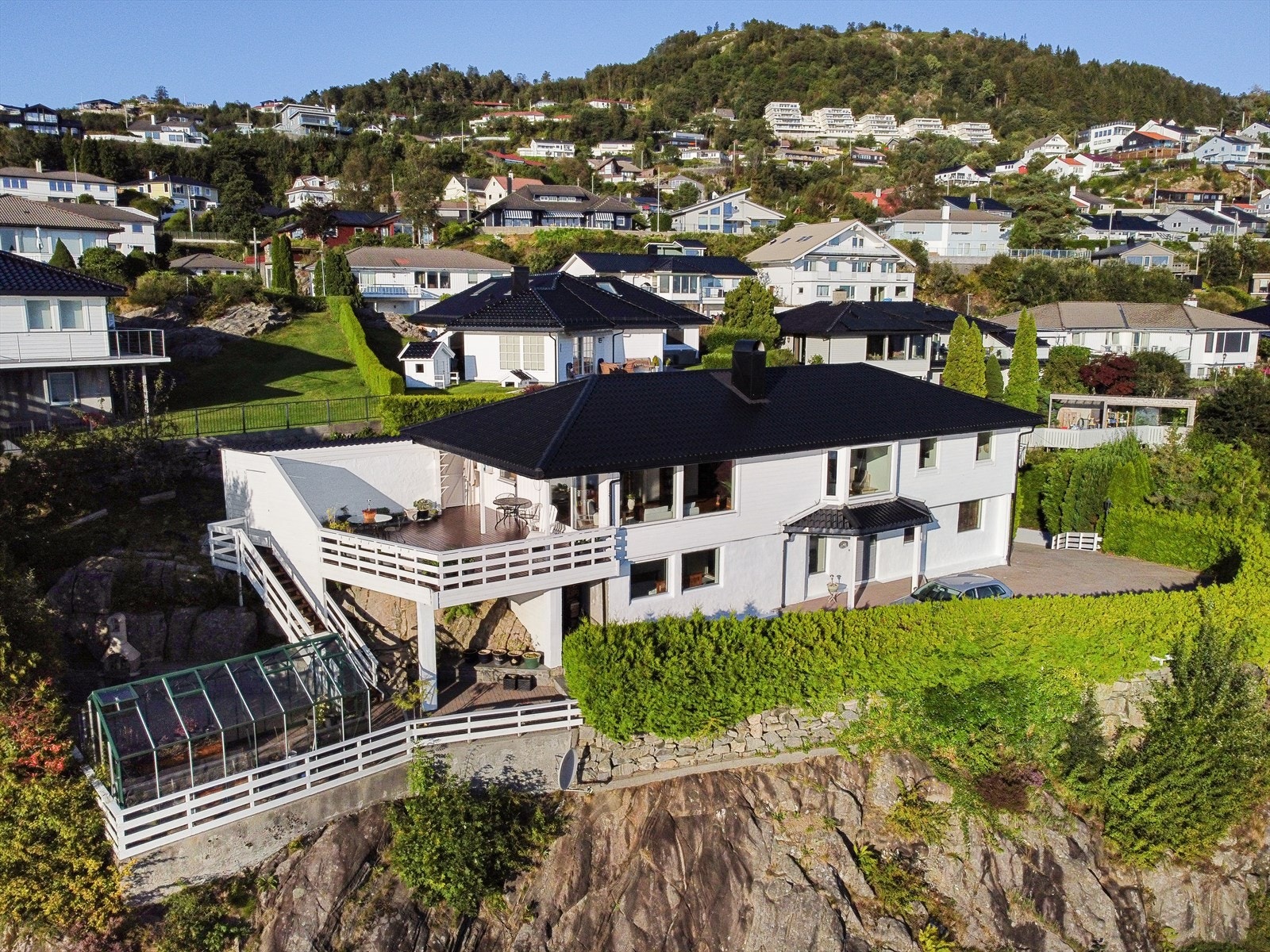 Innholdsrik enebolig med sjøutsikt, solrike uteplasser - dobbelgarasje og barnevennlig blindvei Galleribilde