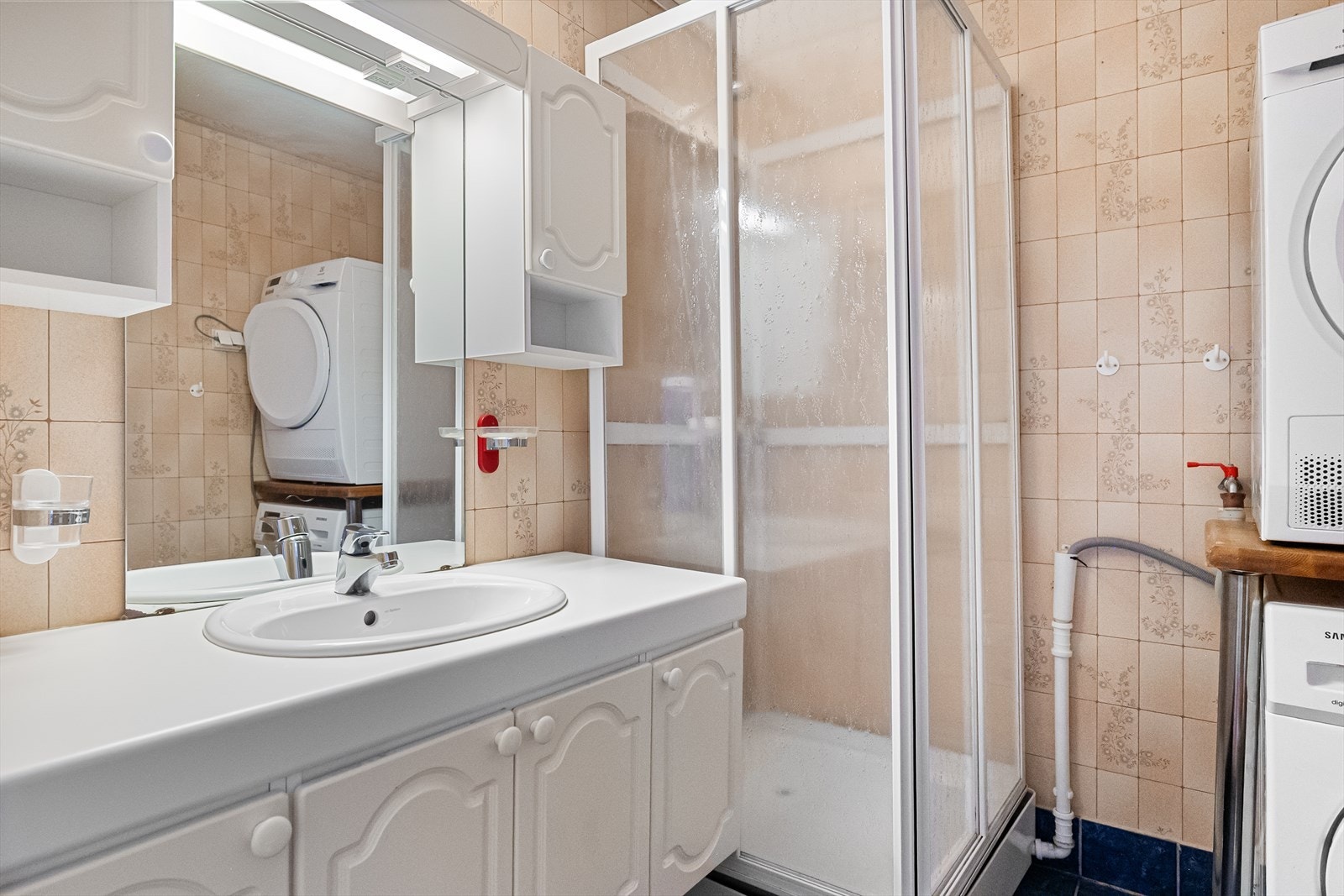 Baderommet i "hage-leiligheten" har opplegg for vaskemaskin Galleribilde