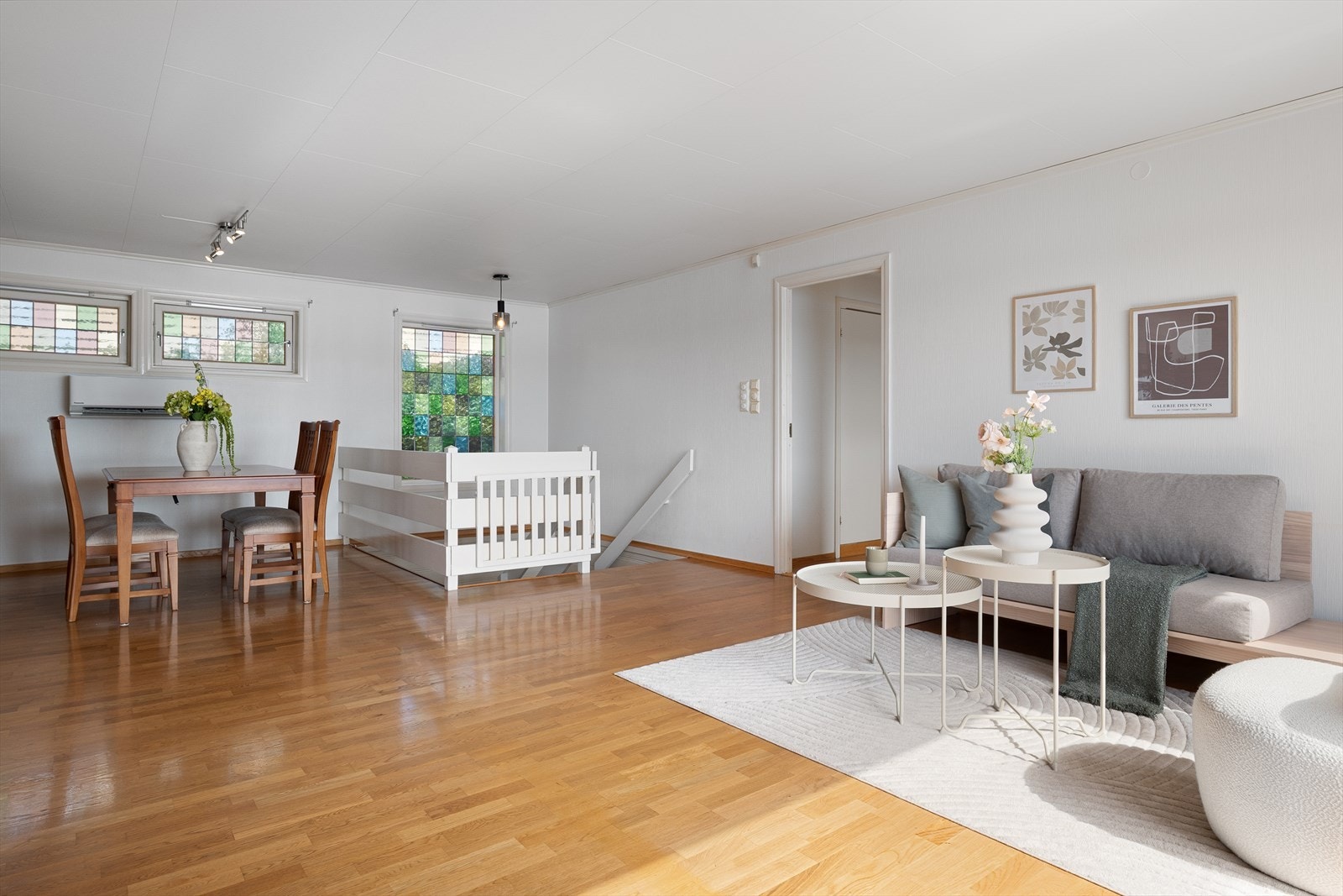 Hele huset har en meget gjennomtenkt planløsning med fokus på luftighet Galleribilde