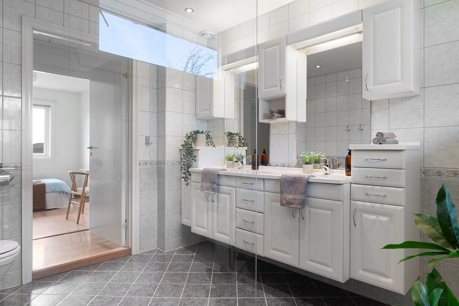 Baderommet er på hele 7,4 m² Galleribilde