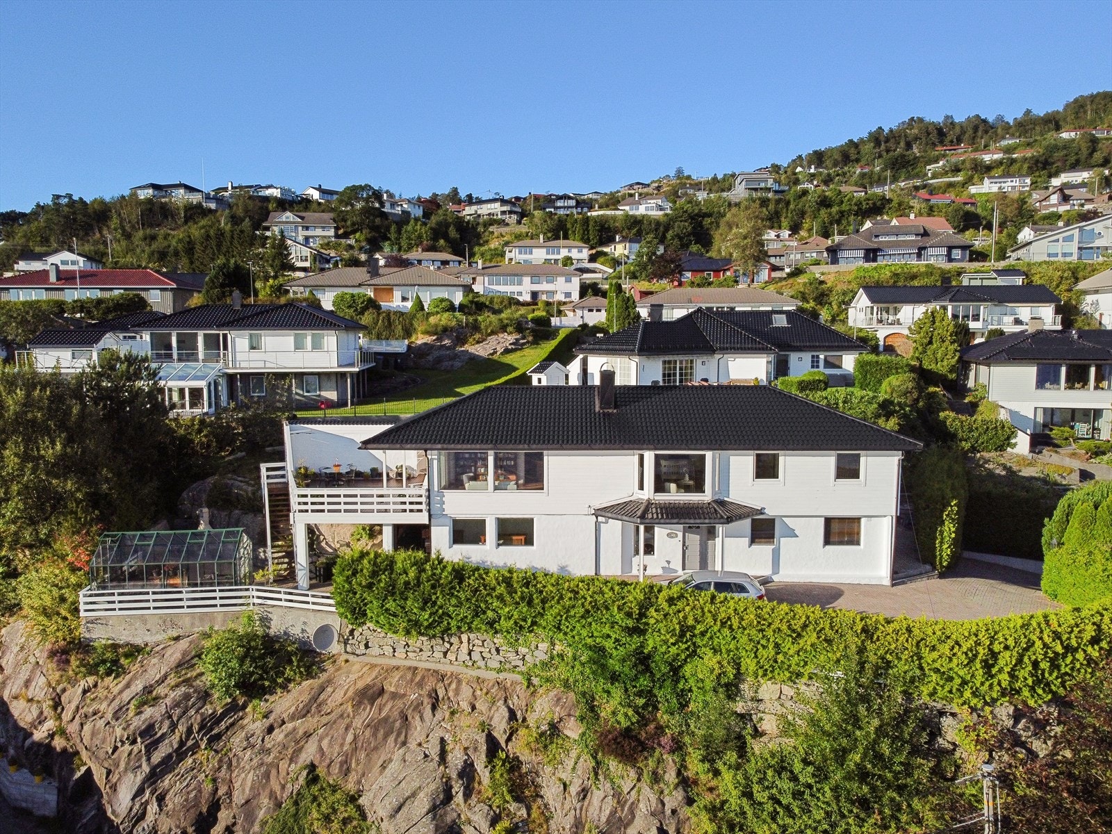 Barnevennlige, usjenerte og solrike omgivelser med kort vei til skole, barnehage, buss og butikk Galleribilde