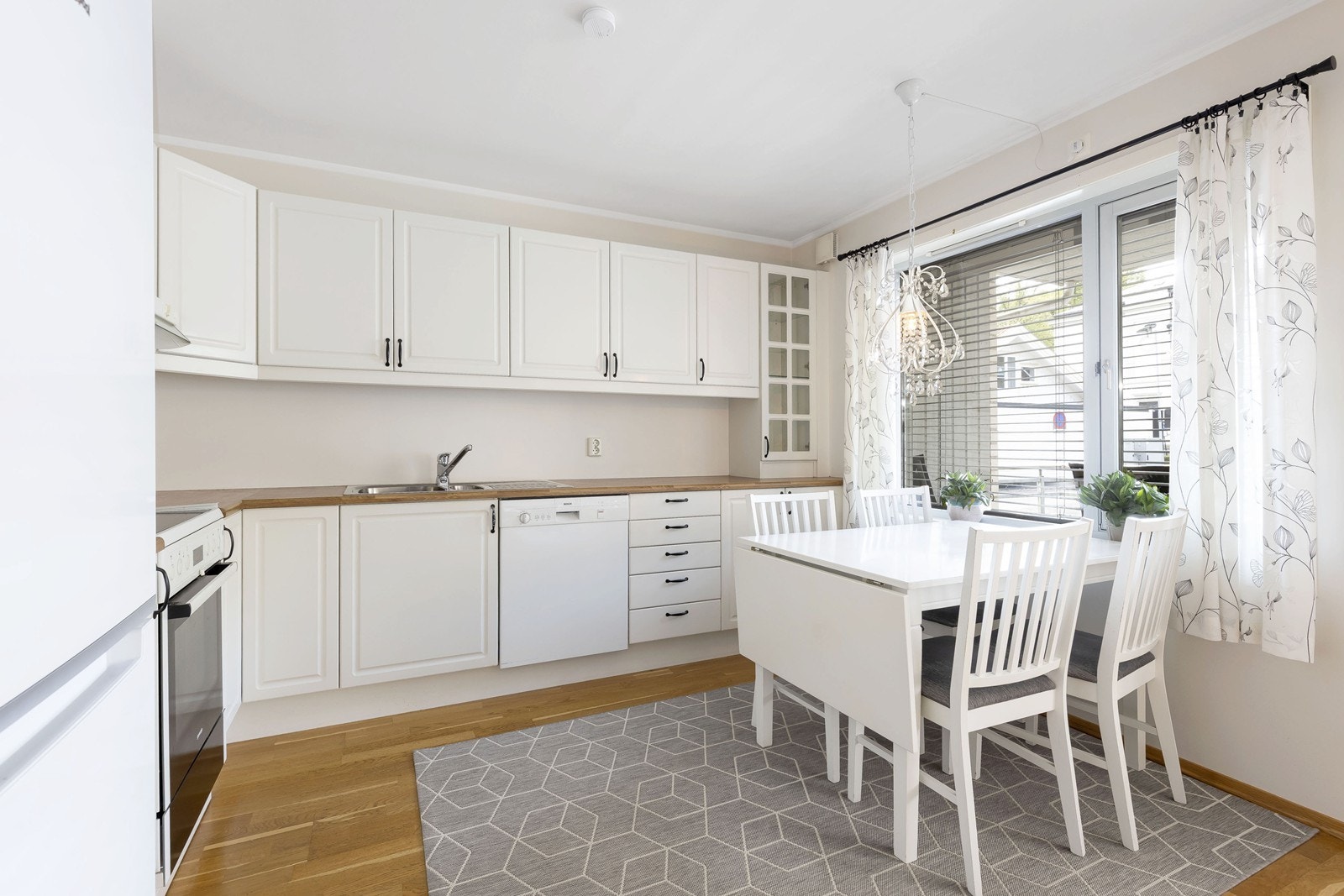 Kjøkken med plass til spisebord Galleribilde