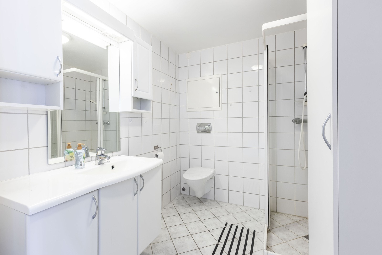 Pent fliselagt bad Galleribilde