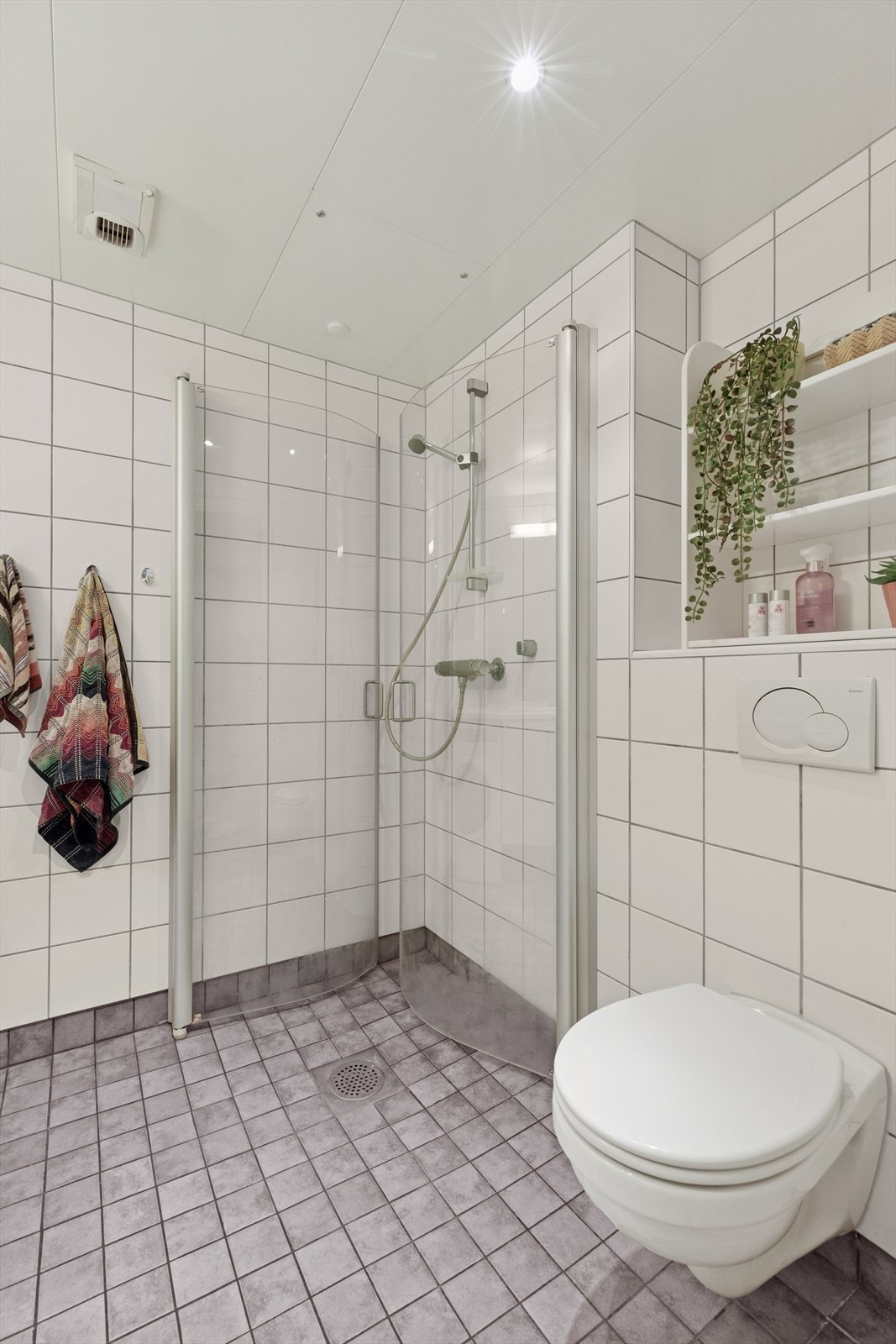 Her er det også vegghengt klosett - Bidrar til enklere renhold på gulvflaten. Galleribilde