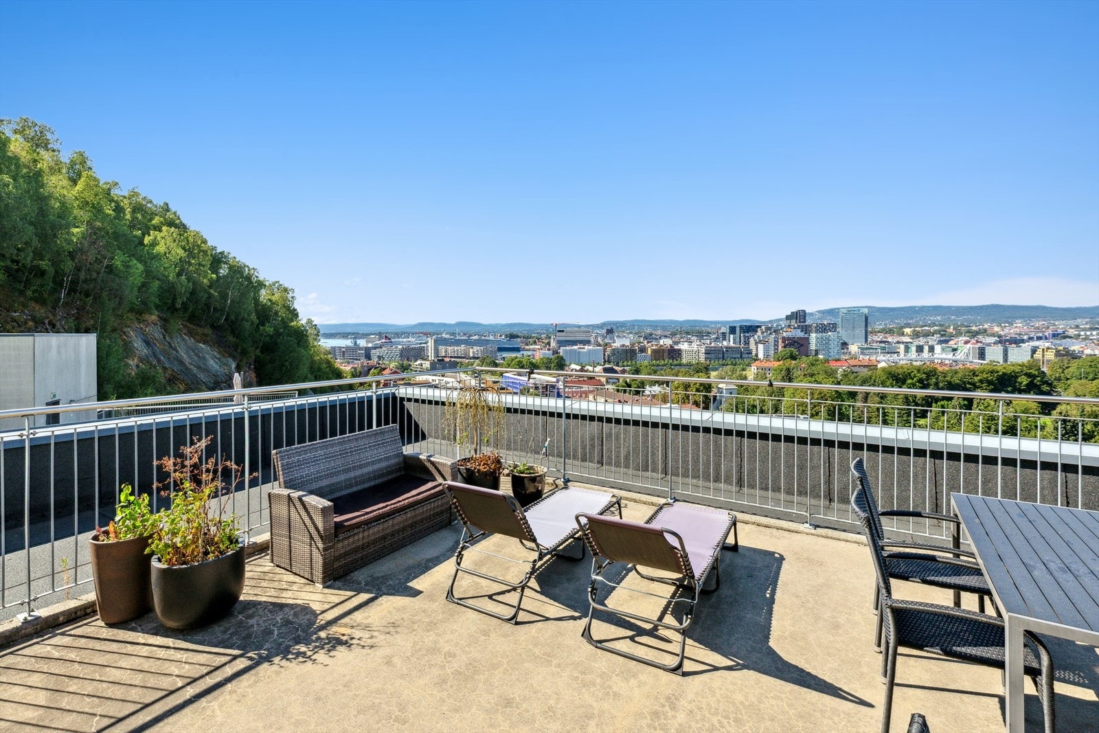 Takterrassen er noe du absolutt bør se når du kommer på visning. Her har du utsikt helt fra Sørenga... Galleribilde