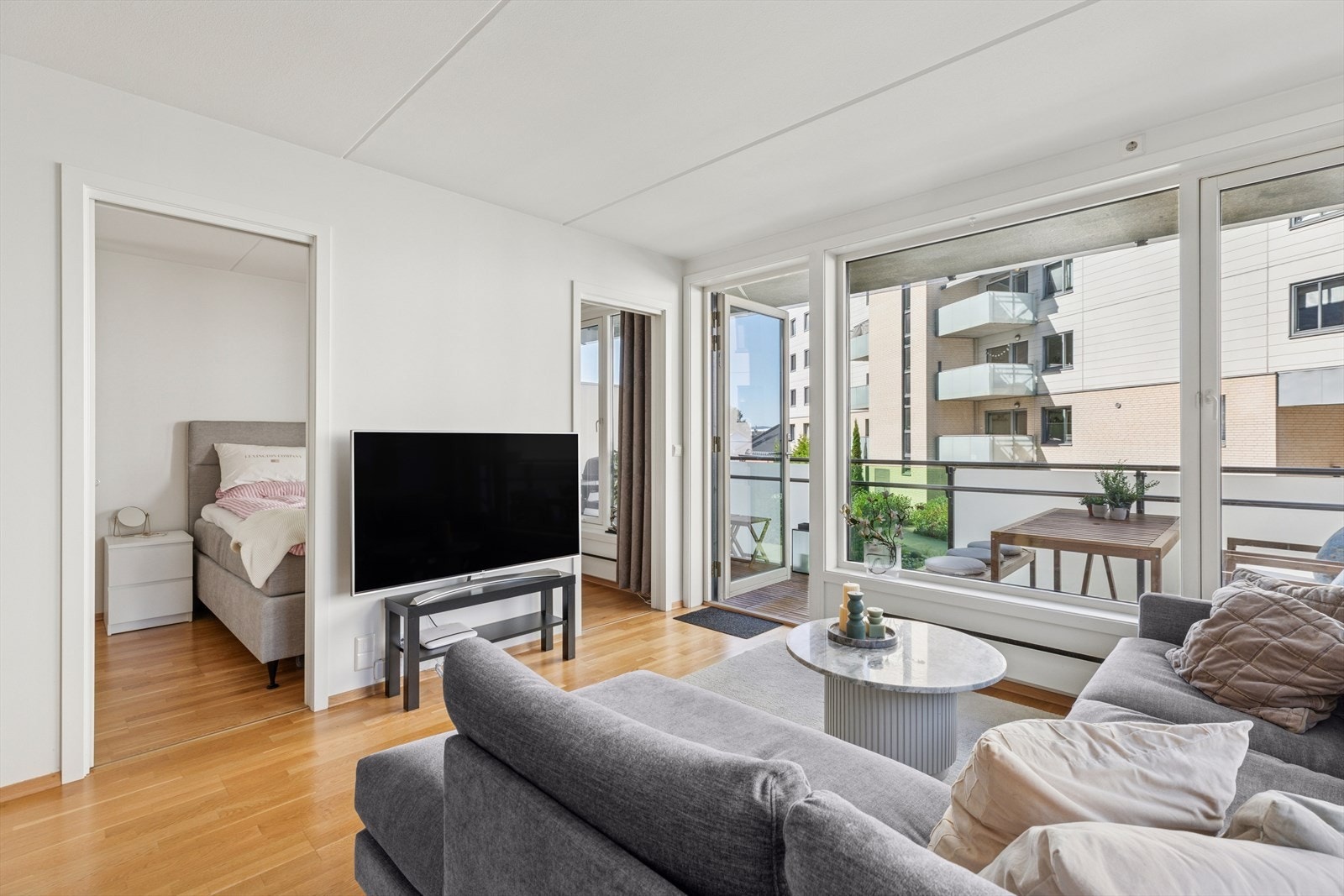 Stuen er møbleringsvennlig med plass til god sofa og TV. Herfra har du også adkomst til leilighetens soverom. Galleribilde