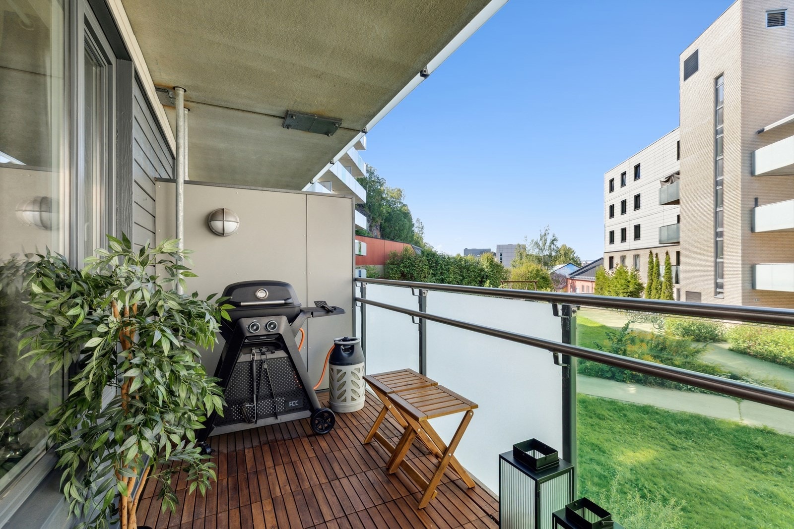 Fra stuen har du adkomst til en herlig balkong på 10kvm med god plass til grill og annet møblement. Galleribilde