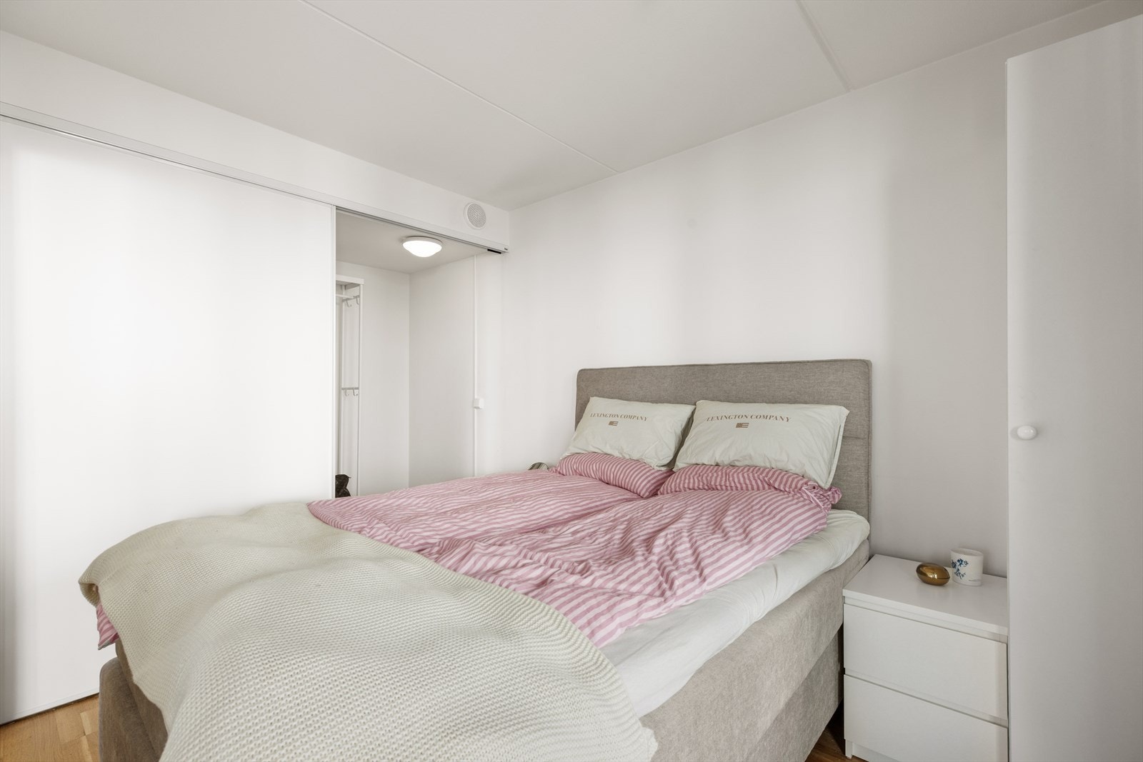 Det er også en walk-in med skyvedører i tilknytning til soverommet for ytterligere oppbevaringsmuligheter. Galleribilde