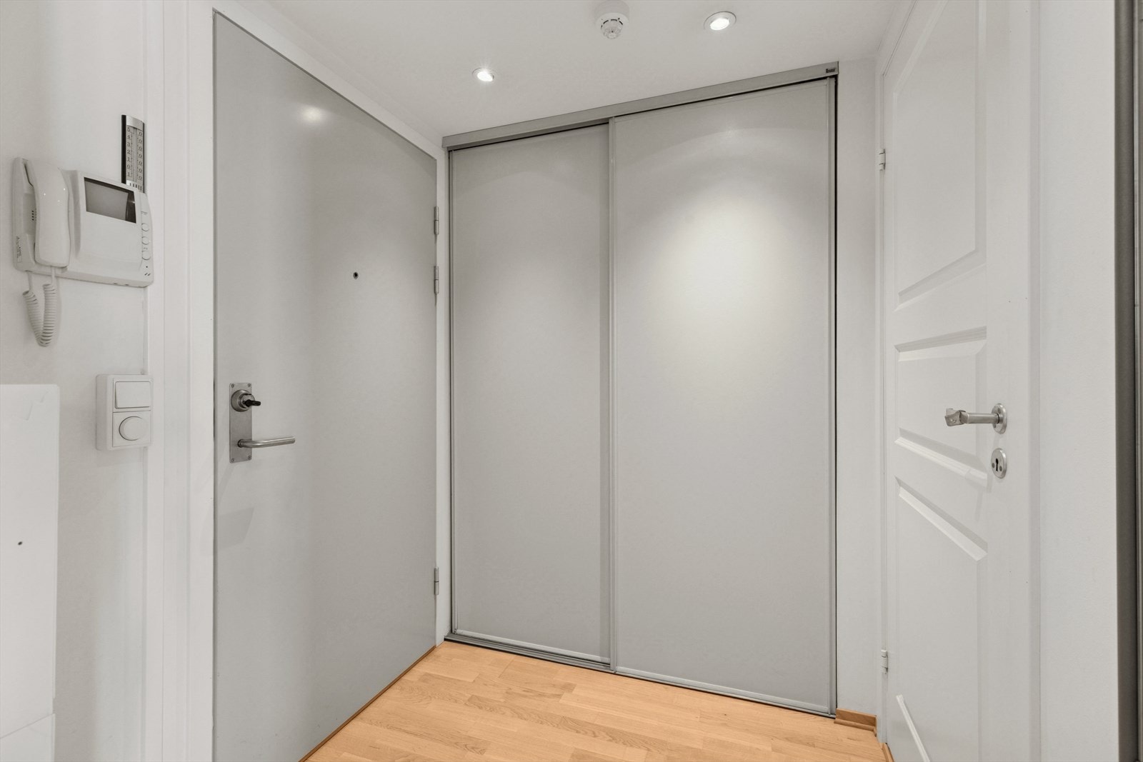 Her er det gode oppbevaringsmuligheter i skyvedørsgarderoben, samt adkomst til leilighetens bad. Galleribilde