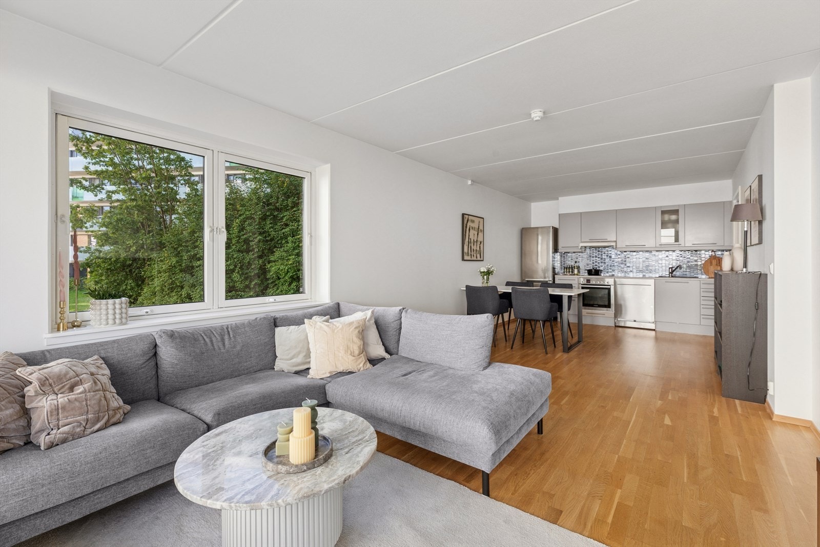 Stuen ligger i åpen løsning med kjøkkenet. Galleribilde